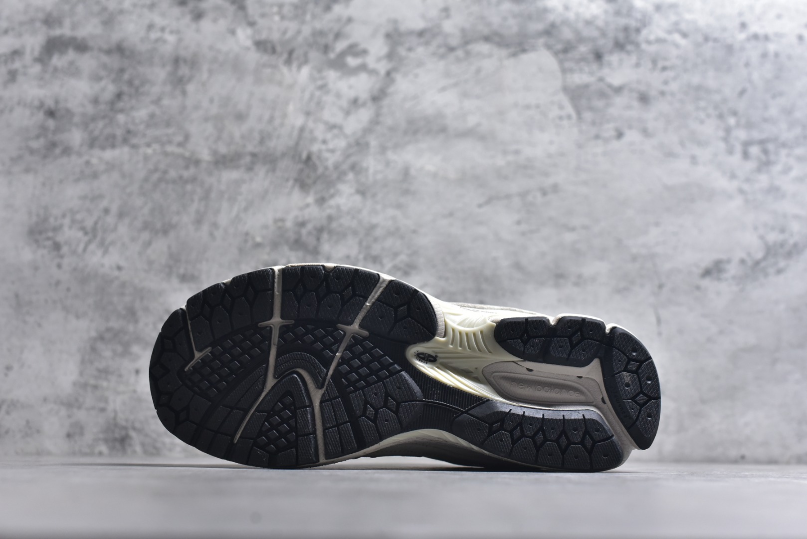 图片[6]-#New balance 2002R Fs 2002R 正宗原装六层组合大底 后掌ABZORB，后掌N-ERGY避震系统 大底N-DURANCE 从不弄虚作假 区别市面描漆一体大底， 皮料方面采用进口荔枝纹理头层磨砂 非市面❌错版猪八/二层磨砂 2002R分越南版和国产版， 1⃣️：越产颜色更深：更好看 国产颜色浅，略逊 2⃣️：越产版型更秀气，相同码数国产肉眼可见鞋型偏长 3⃣️：越产做工粗略 国产做工更为精致 综合以上几点 R版2002R留优去弊 保留国产的精致做工 融入越版的颜色与版型 做出让人赏心悦目的2002R 尺码：36 36.5 37 37.5 38 38.5 39.5 40 40.5 41.5 42 42.5 43 44 44.5 45-选品中心