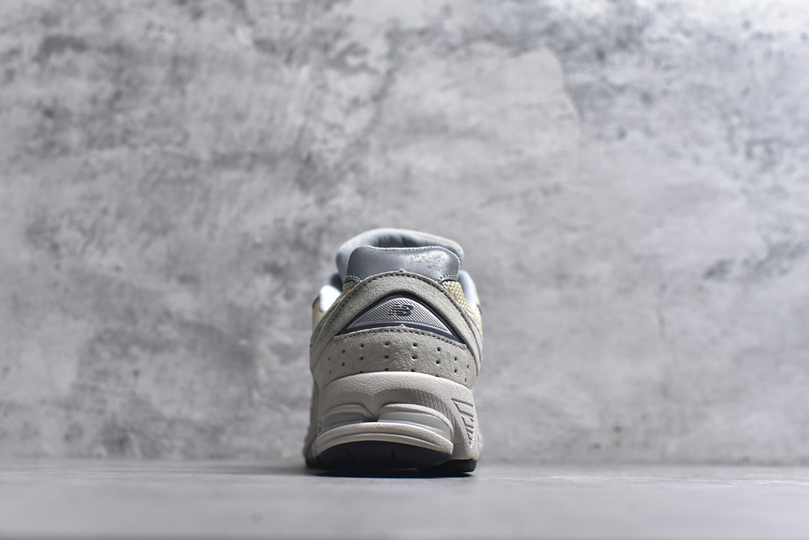 图片[5]-#New balance 2002R Fs 2002R 正宗原装六层组合大底 后掌ABZORB，后掌N-ERGY避震系统 大底N-DURANCE 从不弄虚作假 区别市面描漆一体大底， 皮料方面采用进口荔枝纹理头层磨砂 非市面❌错版猪八/二层磨砂 2002R分越南版和国产版， 1⃣️：越产颜色更深：更好看 国产颜色浅，略逊 2⃣️：越产版型更秀气，相同码数国产肉眼可见鞋型偏长 3⃣️：越产做工粗略 国产做工更为精致 综合以上几点 R版2002R留优去弊 保留国产的精致做工 融入越版的颜色与版型 做出让人赏心悦目的2002R 尺码：36 36.5 37 37.5 38 38.5 39.5 40 40.5 41.5 42 42.5 43 44 44.5 45-选品中心