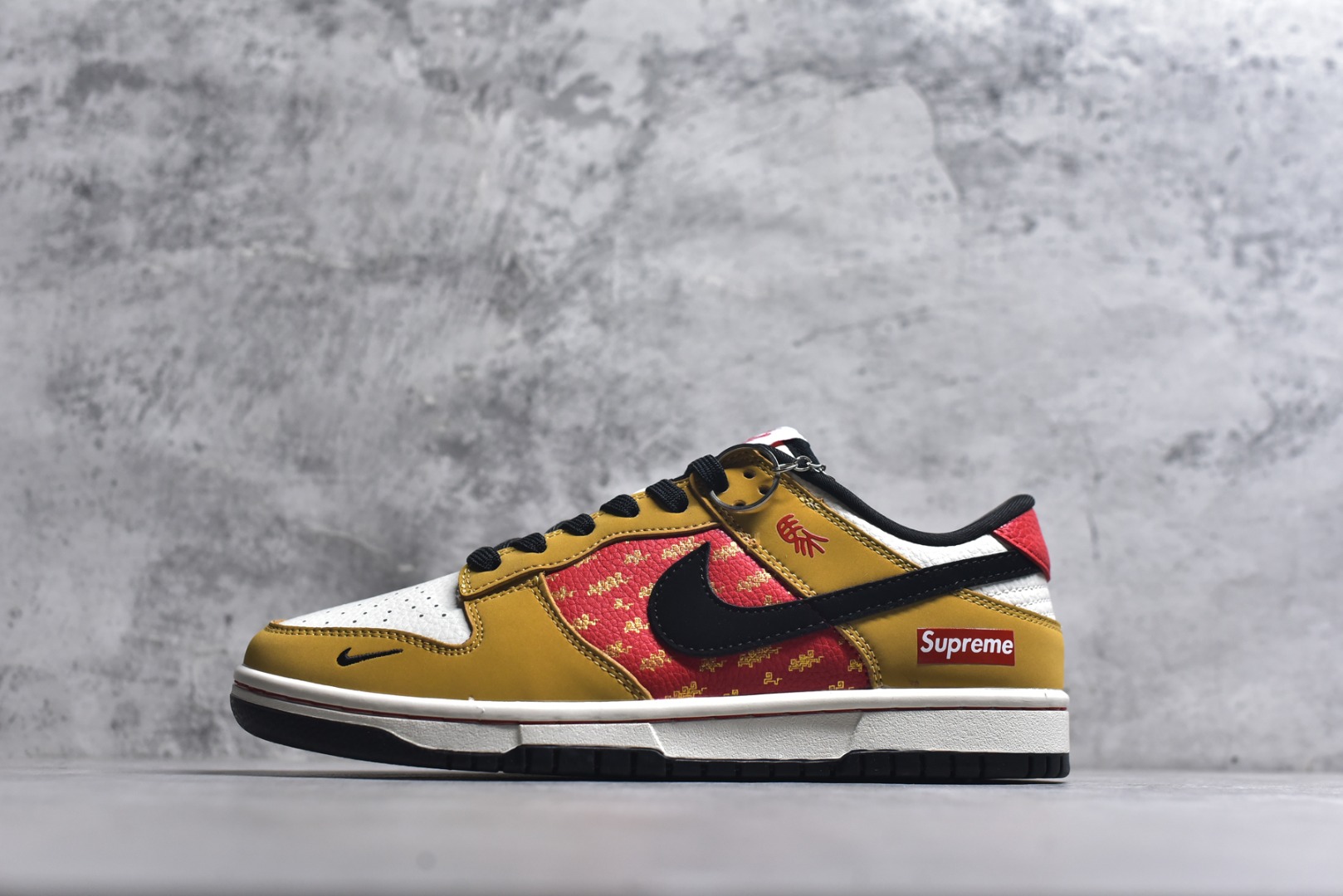 #Nike SB Dunk Low“马年限定——琥珀丹红” 高端私人定制 低帮休闲板鞋 定制鞋盒 大厂纯原品质出货 超高清洁度 皮料切割干净无任何毛边 细节完美 货号：NH0601-489 尺码：36 36.5 37.5 38 38.5 39 40 40.5 41 42 42.5 43 44 44.5 45-选品中心