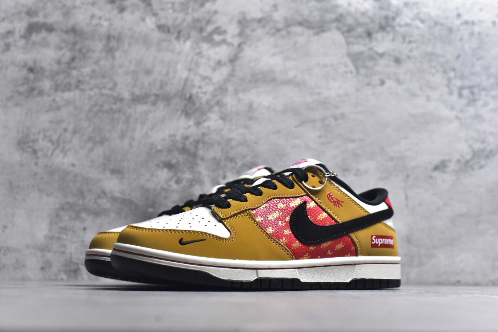图片[2]-#Nike SB Dunk Low“马年限定——琥珀丹红” 高端私人定制 低帮休闲板鞋 定制鞋盒 大厂纯原品质出货 超高清洁度 皮料切割干净无任何毛边 细节完美 货号：NH0601-489 尺码：36 36.5 37.5 38 38.5 39 40 40.5 41 42 42.5 43 44 44.5 45-选品中心