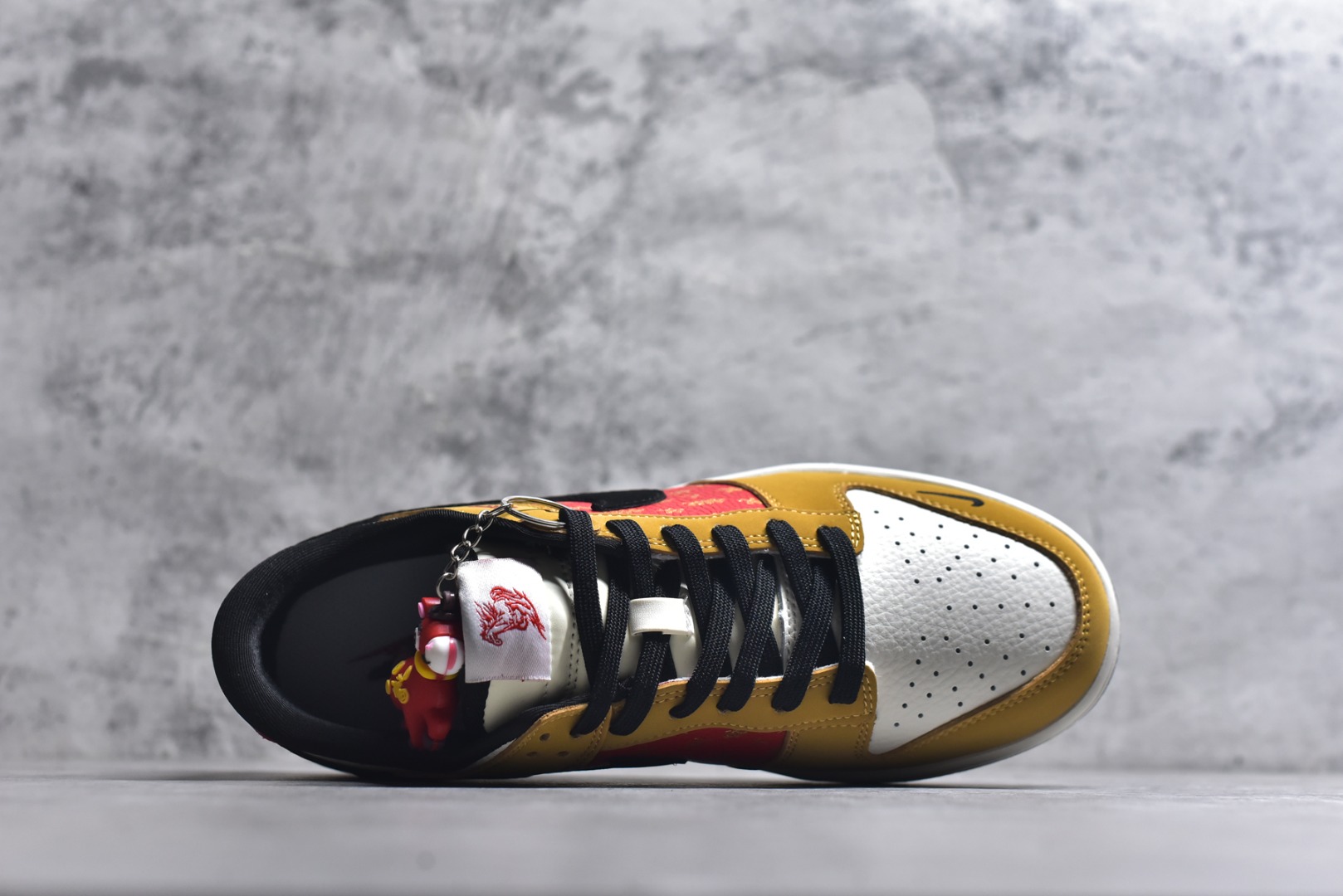 图片[4]-#Nike SB Dunk Low“马年限定——琥珀丹红” 高端私人定制 低帮休闲板鞋 定制鞋盒 大厂纯原品质出货 超高清洁度 皮料切割干净无任何毛边 细节完美 货号：NH0601-489 尺码：36 36.5 37.5 38 38.5 39 40 40.5 41 42 42.5 43 44 44.5 45-选品中心