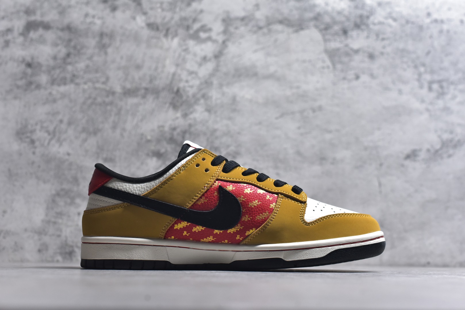 图片[3]-#Nike SB Dunk Low“马年限定——琥珀丹红” 高端私人定制 低帮休闲板鞋 定制鞋盒 大厂纯原品质出货 超高清洁度 皮料切割干净无任何毛边 细节完美 货号：NH0601-489 尺码：36 36.5 37.5 38 38.5 39 40 40.5 41 42 42.5 43 44 44.5 45-选品中心