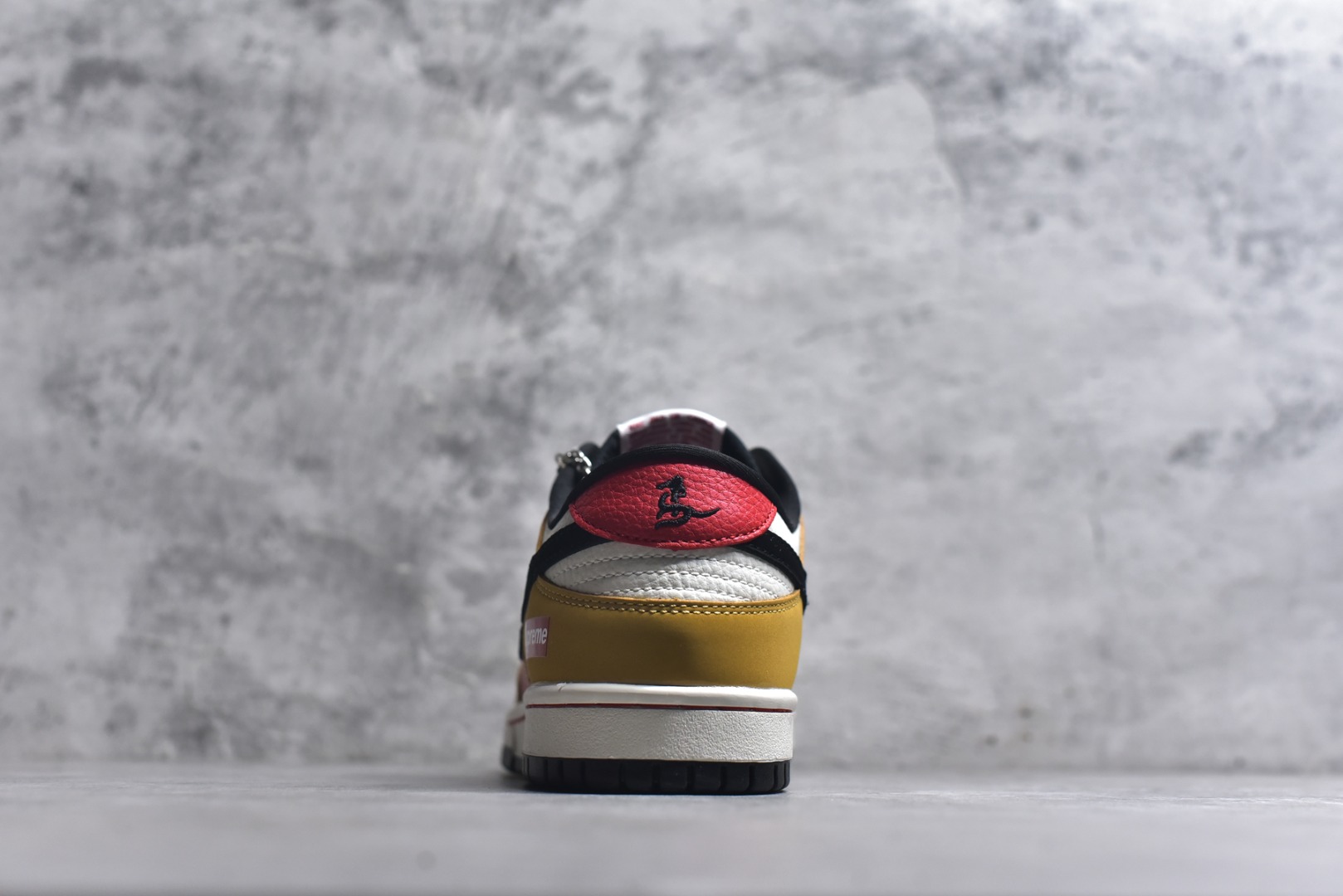 图片[5]-#Nike SB Dunk Low“马年限定——琥珀丹红” 高端私人定制 低帮休闲板鞋 定制鞋盒 大厂纯原品质出货 超高清洁度 皮料切割干净无任何毛边 细节完美 货号：NH0601-489 尺码：36 36.5 37.5 38 38.5 39 40 40.5 41 42 42.5 43 44 44.5 45-选品中心
