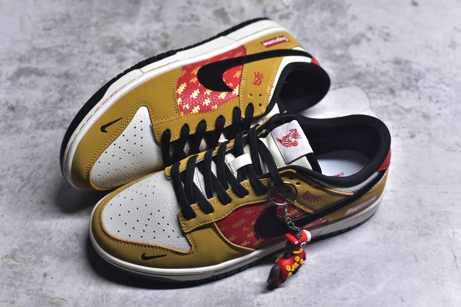 图片[7]-#Nike SB Dunk Low“马年限定——琥珀丹红” 高端私人定制 低帮休闲板鞋 定制鞋盒 大厂纯原品质出货 超高清洁度 皮料切割干净无任何毛边 细节完美 货号：NH0601-489 尺码：36 36.5 37.5 38 38.5 39 40 40.5 41 42 42.5 43 44 44.5 45-选品中心