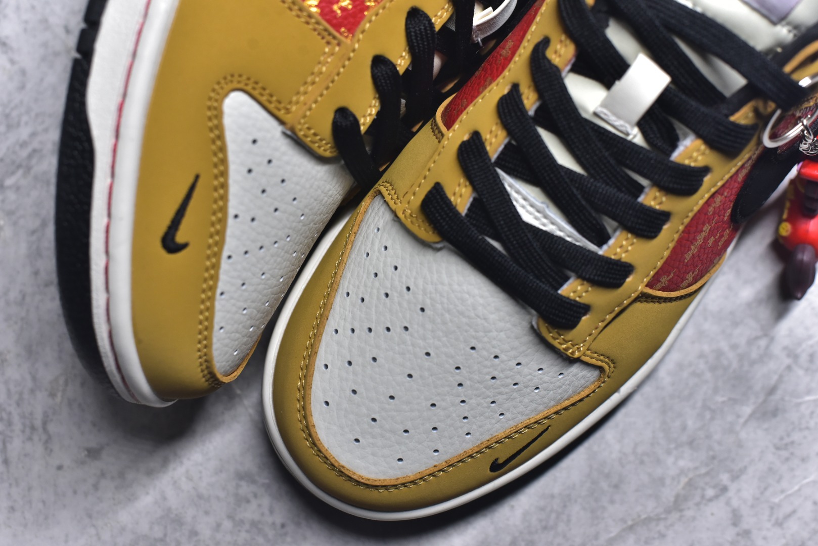 图片[8]-#Nike SB Dunk Low“马年限定——琥珀丹红” 高端私人定制 低帮休闲板鞋 定制鞋盒 大厂纯原品质出货 超高清洁度 皮料切割干净无任何毛边 细节完美 货号：NH0601-489 尺码：36 36.5 37.5 38 38.5 39 40 40.5 41 42 42.5 43 44 44.5 45-选品中心