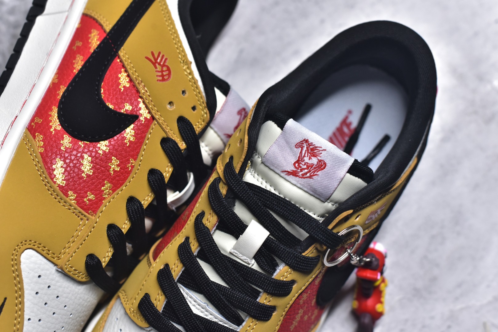 图片[9]-#Nike SB Dunk Low“马年限定——琥珀丹红” 高端私人定制 低帮休闲板鞋 定制鞋盒 大厂纯原品质出货 超高清洁度 皮料切割干净无任何毛边 细节完美 货号：NH0601-489 尺码：36 36.5 37.5 38 38.5 39 40 40.5 41 42 42.5 43 44 44.5 45-选品中心