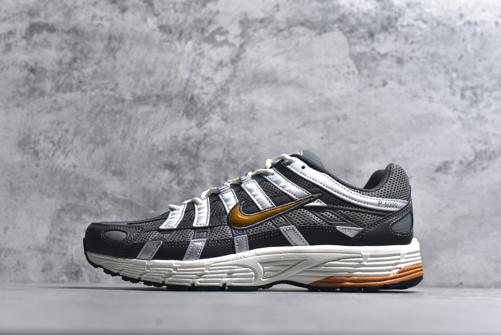 #NIKE P-6000 系列 复古休闲运动老爹鞋 #层次鲜明线条设计 摆脱厚重外形 超轻鞋身 细节随意对比 货号：CD6404-204尺码：36-47（半）-选品中心