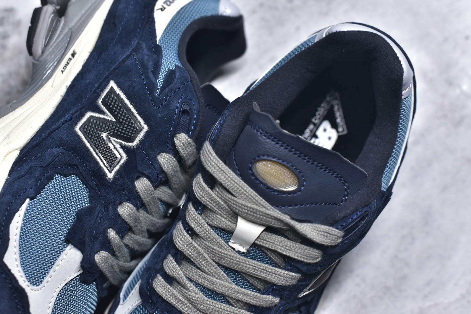 图片[9]-#New balance 2002R Fs 2002R 正宗原装六层组合大底 后掌ABZORB，后掌N-ERGY避震系统 大底N-DURANCE 从不弄虚作假 区别市面描漆一体大底， 皮料方面采用进口荔枝纹理头层磨砂 非市面❌错版猪八/二层磨砂 2002R分越南版和国产版， 1⃣️：越产颜色更深：更好看 国产颜色浅，略逊 2⃣️：越产版型更秀气，相同码数国产肉眼可见鞋型偏长 3⃣️：越产做工粗略 国产做工更为精致 综合以上几点 R版2002R留优去弊 保留国产的精致做工 融入越版的颜色与版型 做出让人赏心悦目的2002R 尺码：36 36.5 37 37.5 38 38.5 39.5 40 40.5 41.5 42 42.5 43 44 44.5 45-选品中心