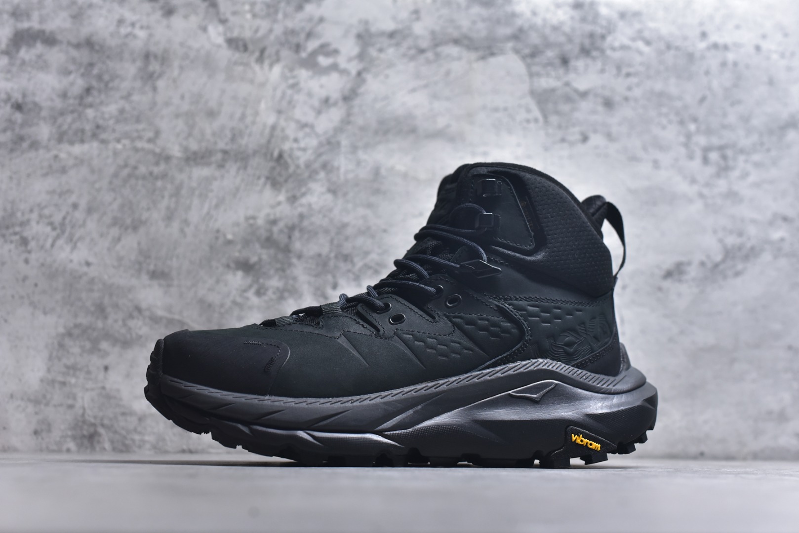 #HOKA ONE ONE Kaha 2 GTX 耐磨減震户外功能运动鞋 具有品着的重量与坐垫比 可提供顶级性能和顶级毛绒 这款低帮徒步旅行者采用带 SwallowTail™ 几何形状的HUBBLE® 鞋跟进行了更新 配备带牵引凸耳的 Vibram® Megagrip 以增加地面接触 这款开创性款式精心制作 采用GORE-TEX 鞋类面料和再生纺织品 尺码：40 40.5 41 42 42.5 43 44 44.5 45 46-选品中心