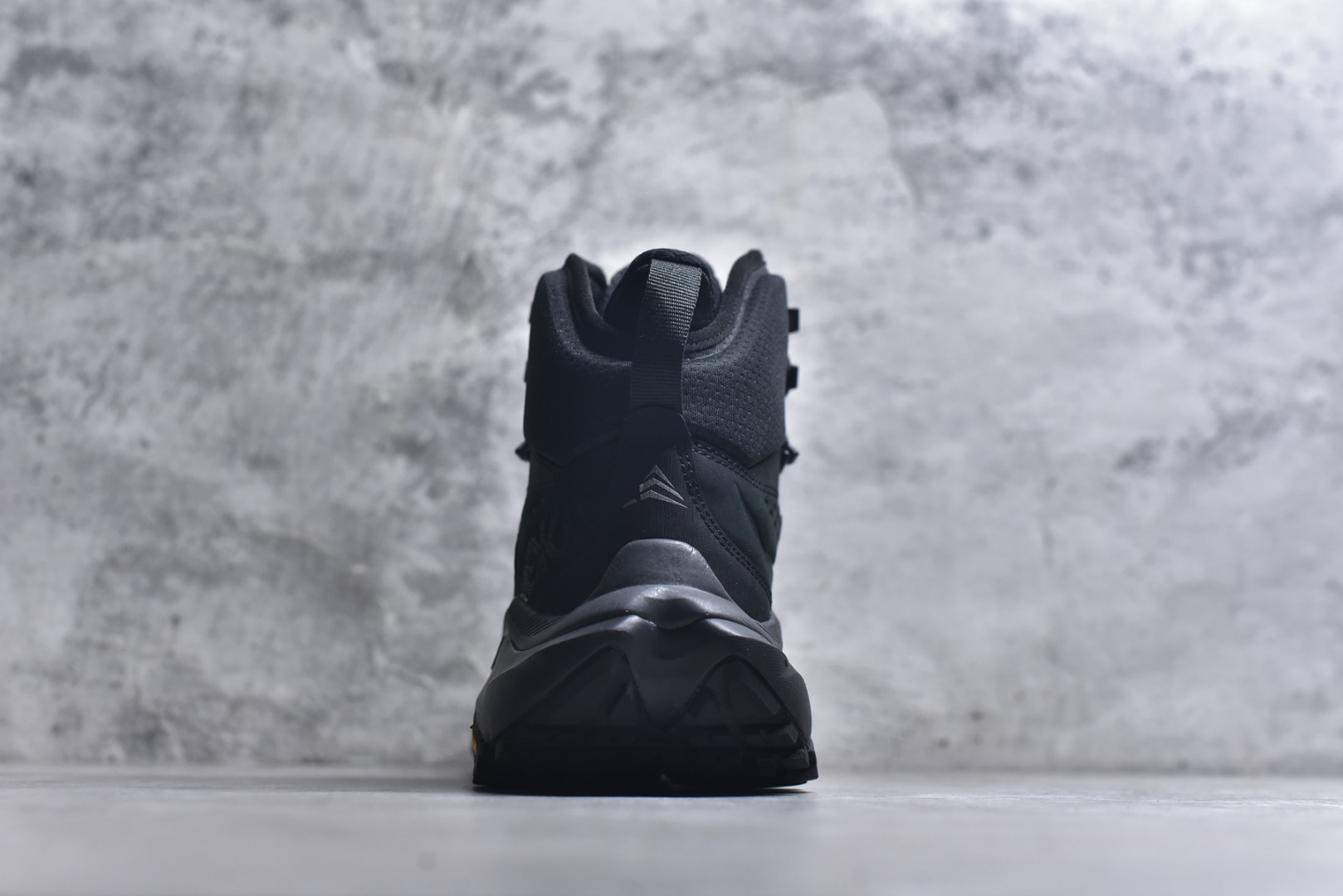 图片[5]-#HOKA ONE ONE Kaha 2 GTX 耐磨減震户外功能运动鞋 具有品着的重量与坐垫比 可提供顶级性能和顶级毛绒 这款低帮徒步旅行者采用带 SwallowTail™ 几何形状的HUBBLE® 鞋跟进行了更新 配备带牵引凸耳的 Vibram® Megagrip 以增加地面接触 这款开创性款式精心制作 采用GORE-TEX 鞋类面料和再生纺织品 尺码：40 40.5 41 42 42.5 43 44 44.5 45 46-选品中心