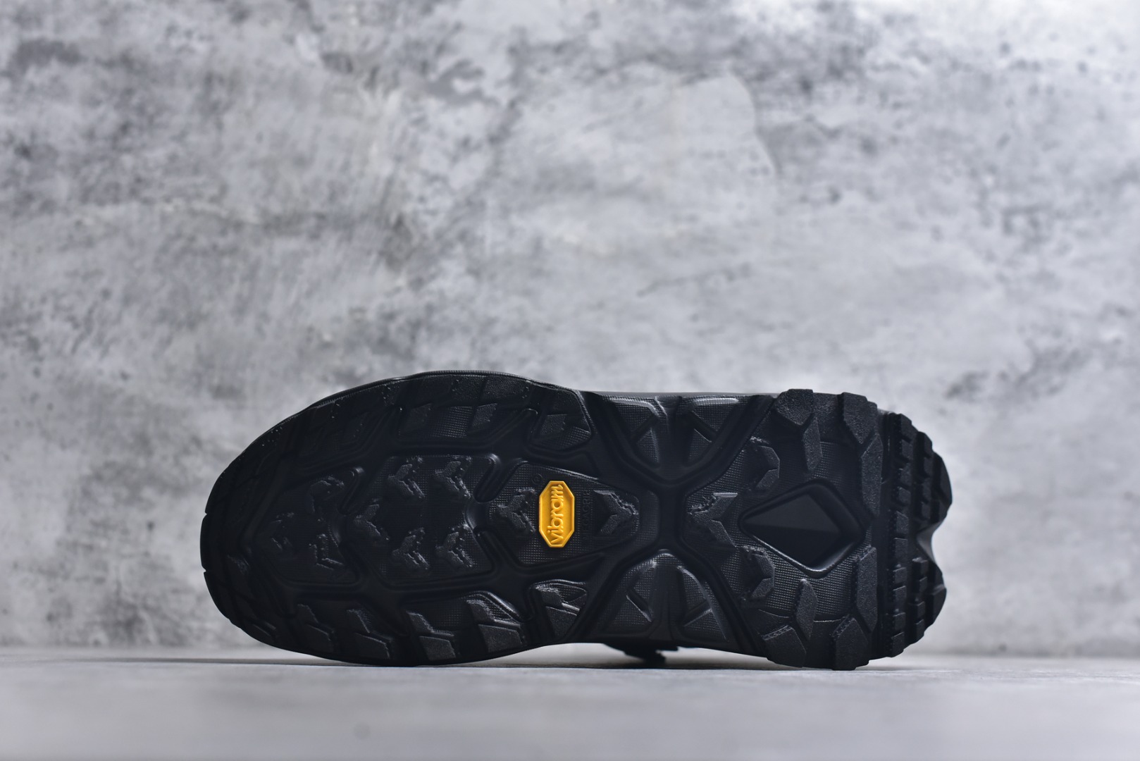 图片[6]-#HOKA ONE ONE Kaha 2 GTX 耐磨減震户外功能运动鞋 具有品着的重量与坐垫比 可提供顶级性能和顶级毛绒 这款低帮徒步旅行者采用带 SwallowTail™ 几何形状的HUBBLE® 鞋跟进行了更新 配备带牵引凸耳的 Vibram® Megagrip 以增加地面接触 这款开创性款式精心制作 采用GORE-TEX 鞋类面料和再生纺织品 尺码：40 40.5 41 42 42.5 43 44 44.5 45 46-选品中心