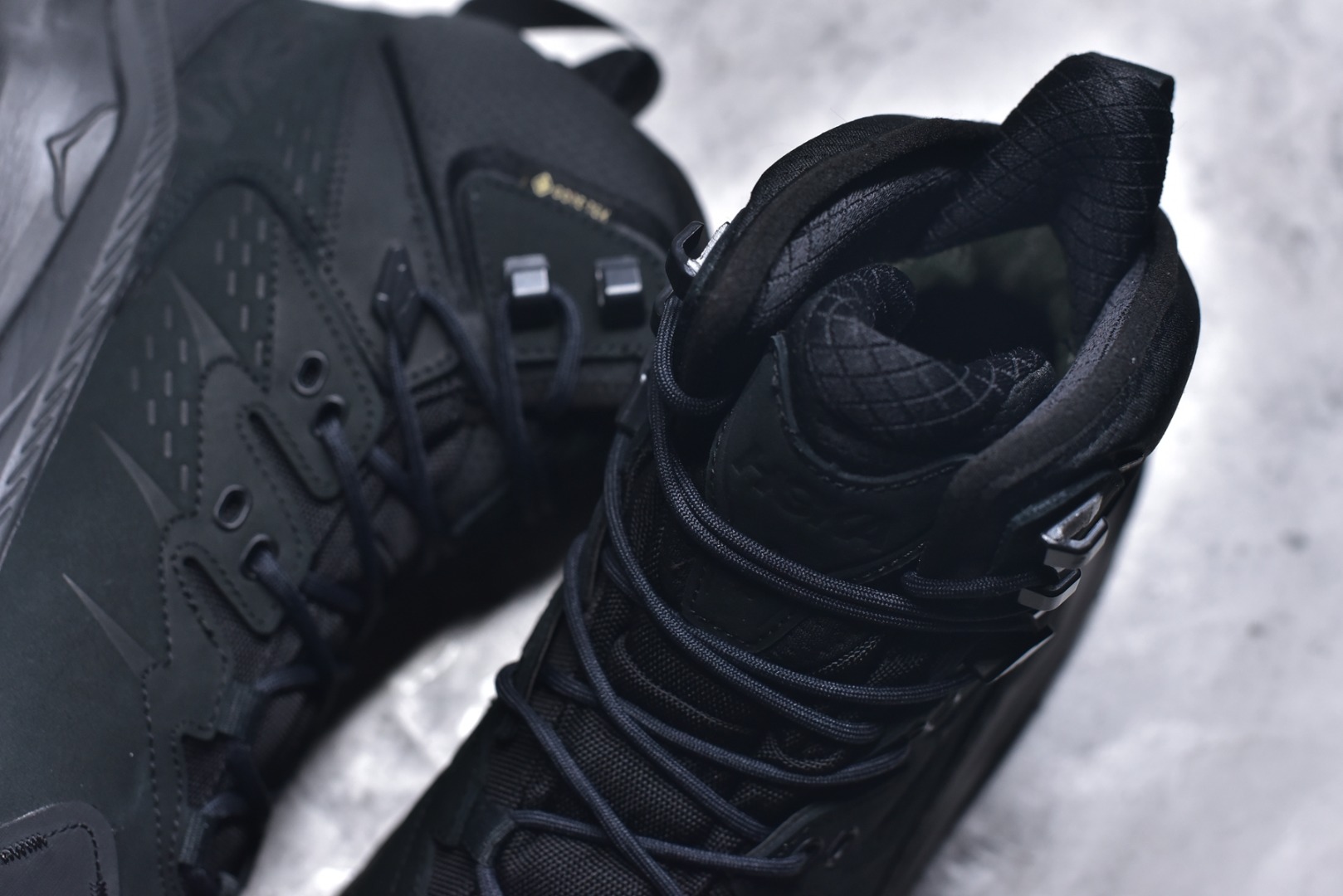 图片[9]-#HOKA ONE ONE Kaha 2 GTX 耐磨減震户外功能运动鞋 具有品着的重量与坐垫比 可提供顶级性能和顶级毛绒 这款低帮徒步旅行者采用带 SwallowTail™ 几何形状的HUBBLE® 鞋跟进行了更新 配备带牵引凸耳的 Vibram® Megagrip 以增加地面接触 这款开创性款式精心制作 采用GORE-TEX 鞋类面料和再生纺织品 尺码：40 40.5 41 42 42.5 43 44 44.5 45 46-选品中心