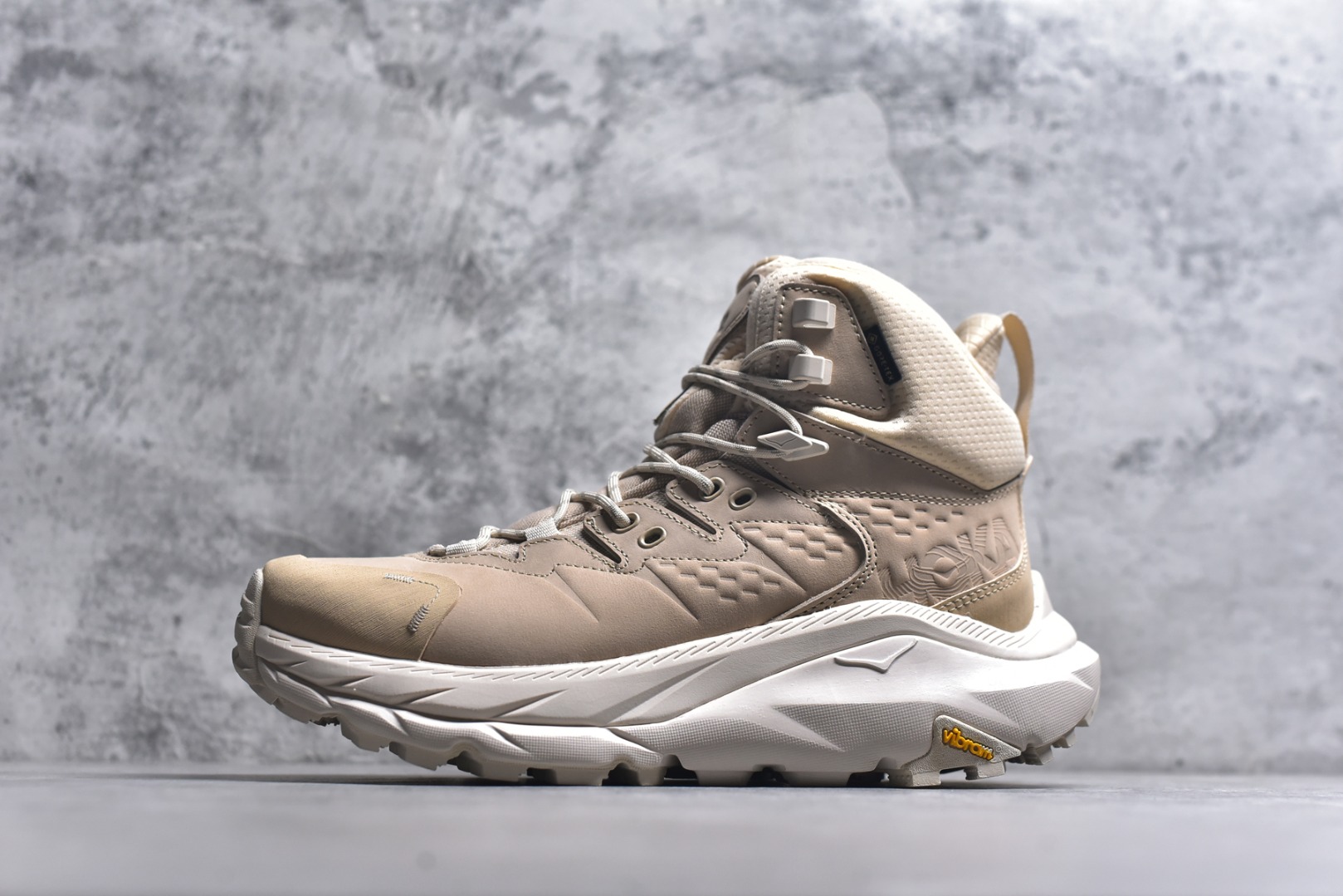 #HOKA ONE ONE Kaha 2 GTX 耐磨減震户外功能运动鞋 具有品着的重量与坐垫比 可提供顶级性能和顶级毛绒 这款低帮徒步旅行者采用带 SwallowTail™ 几何形状的HUBBLE® 鞋跟进行了更新 配备带牵引凸耳的 Vibram® Megagrip 以增加地面接触 这款开创性款式精心制作 采用GORE-TEX 鞋类面料和再生纺织品 尺码：40 40.5 41 42 42.5 43 44 44.5 45 46-选品中心