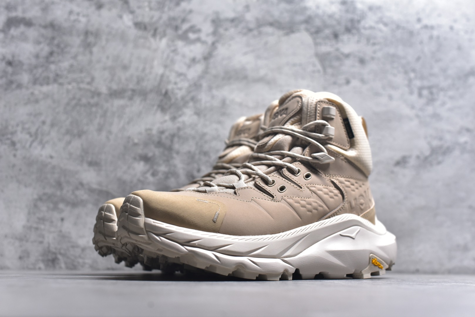 图片[2]-#HOKA ONE ONE Kaha 2 GTX 耐磨減震户外功能运动鞋 具有品着的重量与坐垫比 可提供顶级性能和顶级毛绒 这款低帮徒步旅行者采用带 SwallowTail™ 几何形状的HUBBLE® 鞋跟进行了更新 配备带牵引凸耳的 Vibram® Megagrip 以增加地面接触 这款开创性款式精心制作 采用GORE-TEX 鞋类面料和再生纺织品 尺码：40 40.5 41 42 42.5 43 44 44.5 45 46-选品中心