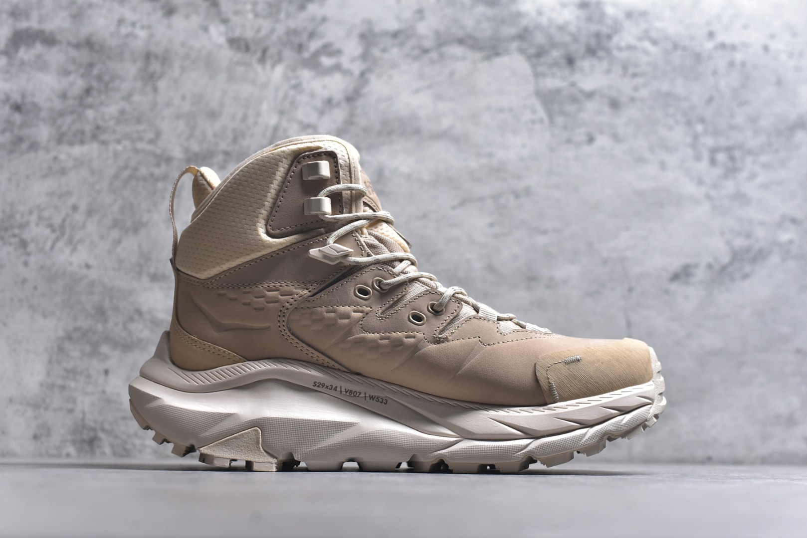 图片[3]-#HOKA ONE ONE Kaha 2 GTX 耐磨減震户外功能运动鞋 具有品着的重量与坐垫比 可提供顶级性能和顶级毛绒 这款低帮徒步旅行者采用带 SwallowTail™ 几何形状的HUBBLE® 鞋跟进行了更新 配备带牵引凸耳的 Vibram® Megagrip 以增加地面接触 这款开创性款式精心制作 采用GORE-TEX 鞋类面料和再生纺织品 尺码：40 40.5 41 42 42.5 43 44 44.5 45 46-选品中心