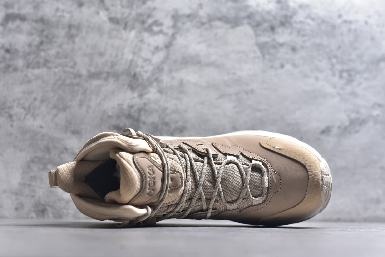 图片[4]-#HOKA ONE ONE Kaha 2 GTX 耐磨減震户外功能运动鞋 具有品着的重量与坐垫比 可提供顶级性能和顶级毛绒 这款低帮徒步旅行者采用带 SwallowTail™ 几何形状的HUBBLE® 鞋跟进行了更新 配备带牵引凸耳的 Vibram® Megagrip 以增加地面接触 这款开创性款式精心制作 采用GORE-TEX 鞋类面料和再生纺织品 尺码：40 40.5 41 42 42.5 43 44 44.5 45 46-选品中心