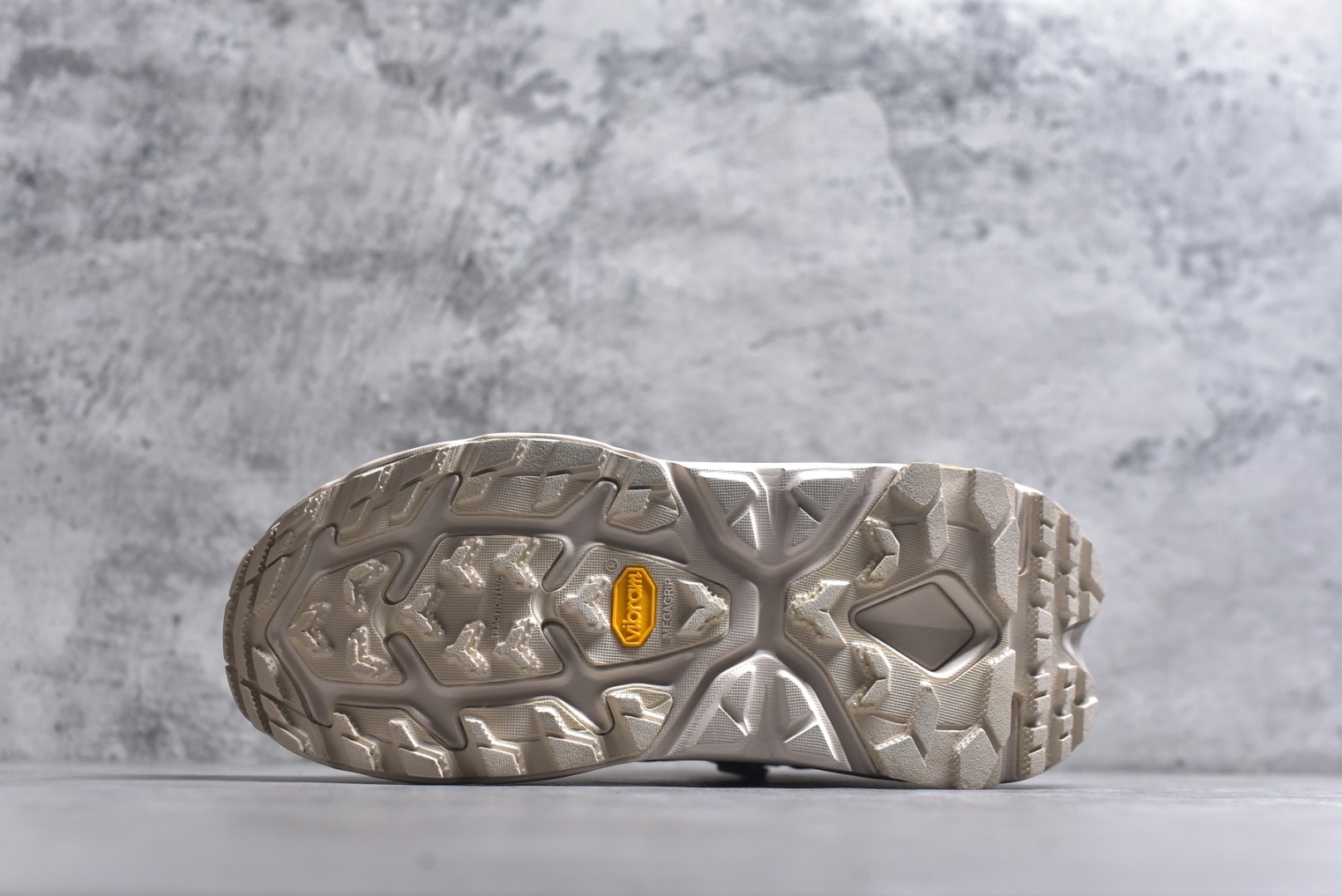 图片[6]-#HOKA ONE ONE Kaha 2 GTX 耐磨減震户外功能运动鞋 具有品着的重量与坐垫比 可提供顶级性能和顶级毛绒 这款低帮徒步旅行者采用带 SwallowTail™ 几何形状的HUBBLE® 鞋跟进行了更新 配备带牵引凸耳的 Vibram® Megagrip 以增加地面接触 这款开创性款式精心制作 采用GORE-TEX 鞋类面料和再生纺织品 尺码：40 40.5 41 42 42.5 43 44 44.5 45 46-选品中心