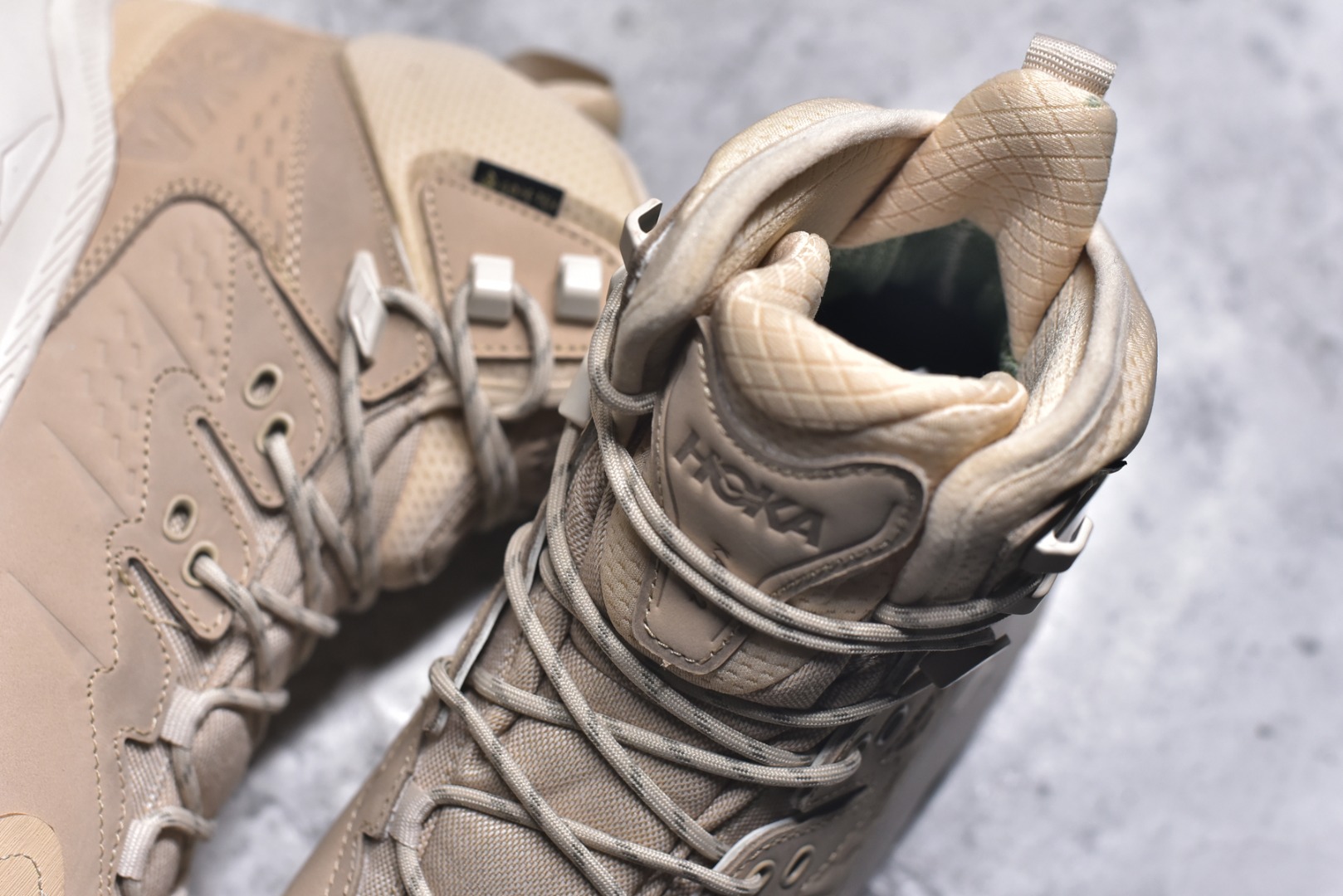 图片[9]-#HOKA ONE ONE Kaha 2 GTX 耐磨減震户外功能运动鞋 具有品着的重量与坐垫比 可提供顶级性能和顶级毛绒 这款低帮徒步旅行者采用带 SwallowTail™ 几何形状的HUBBLE® 鞋跟进行了更新 配备带牵引凸耳的 Vibram® Megagrip 以增加地面接触 这款开创性款式精心制作 采用GORE-TEX 鞋类面料和再生纺织品 尺码：40 40.5 41 42 42.5 43 44 44.5 45 46-选品中心