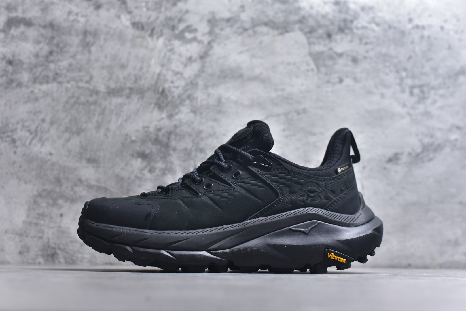 #HOKA ONE ONE Kaha 2 GTX 耐磨減震户外功能运动鞋 具有品着的重量与坐垫比 可提供顶级性能和顶级毛绒 这款低帮徒步旅行者采用带 SwallowTail™ 几何形状的HUBBLE® 鞋跟进行了更新 配备带牵引凸耳的 Vibram® Megagrip 以增加地面接触 这款开创性款式精心制作 采用GORE-TEX 鞋类面料和再生纺织品 尺码：39-46-选品中心