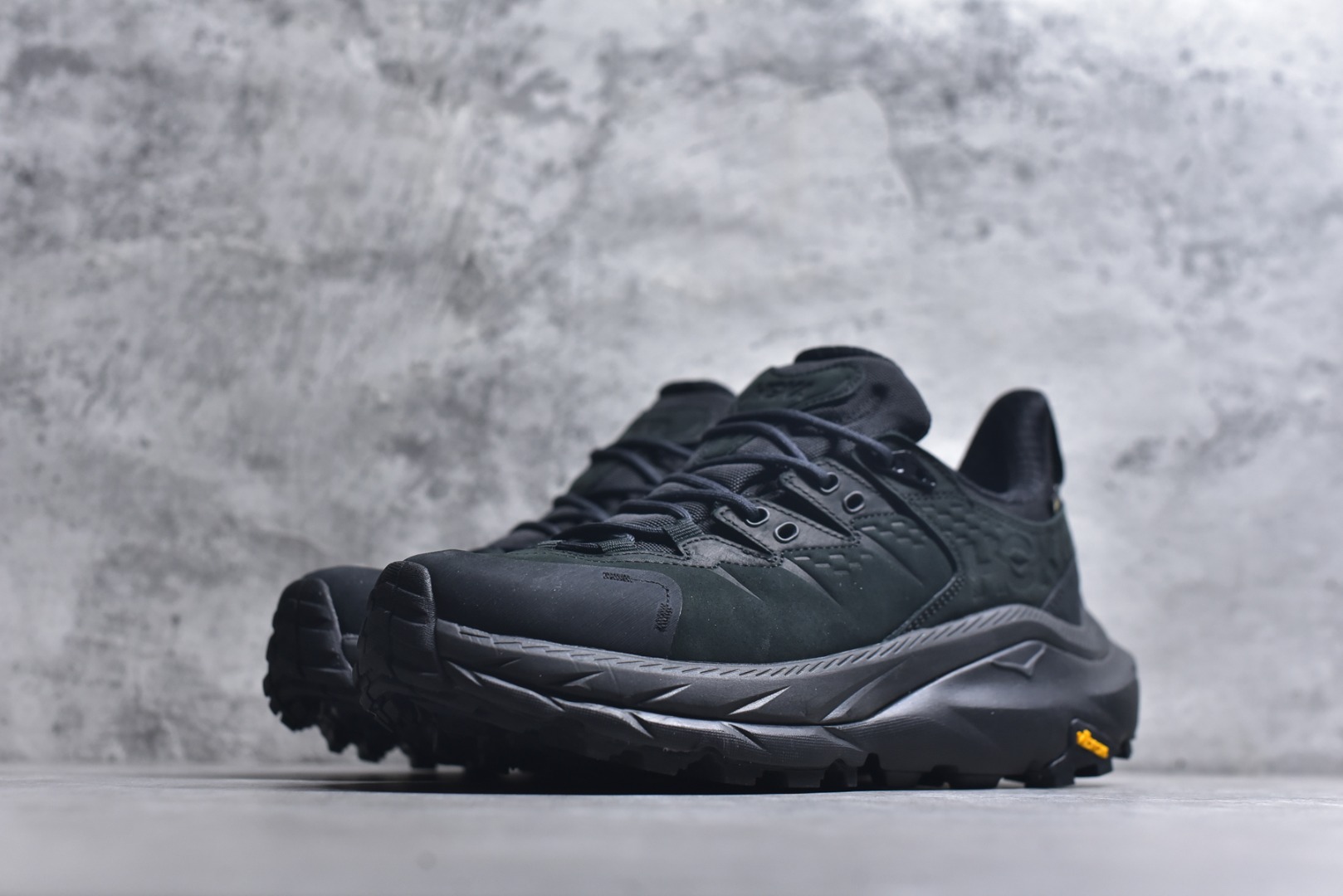 图片[2]-#HOKA ONE ONE Kaha 2 GTX 耐磨減震户外功能运动鞋 具有品着的重量与坐垫比 可提供顶级性能和顶级毛绒 这款低帮徒步旅行者采用带 SwallowTail™ 几何形状的HUBBLE® 鞋跟进行了更新 配备带牵引凸耳的 Vibram® Megagrip 以增加地面接触 这款开创性款式精心制作 采用GORE-TEX 鞋类面料和再生纺织品 尺码：39-46-选品中心