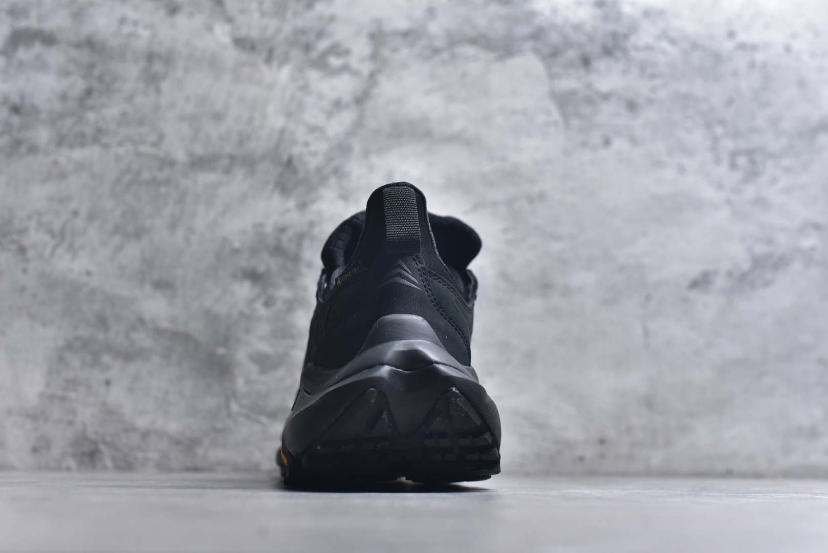 图片[5]-#HOKA ONE ONE Kaha 2 GTX 耐磨減震户外功能运动鞋 具有品着的重量与坐垫比 可提供顶级性能和顶级毛绒 这款低帮徒步旅行者采用带 SwallowTail™ 几何形状的HUBBLE® 鞋跟进行了更新 配备带牵引凸耳的 Vibram® Megagrip 以增加地面接触 这款开创性款式精心制作 采用GORE-TEX 鞋类面料和再生纺织品 尺码：39-46-选品中心