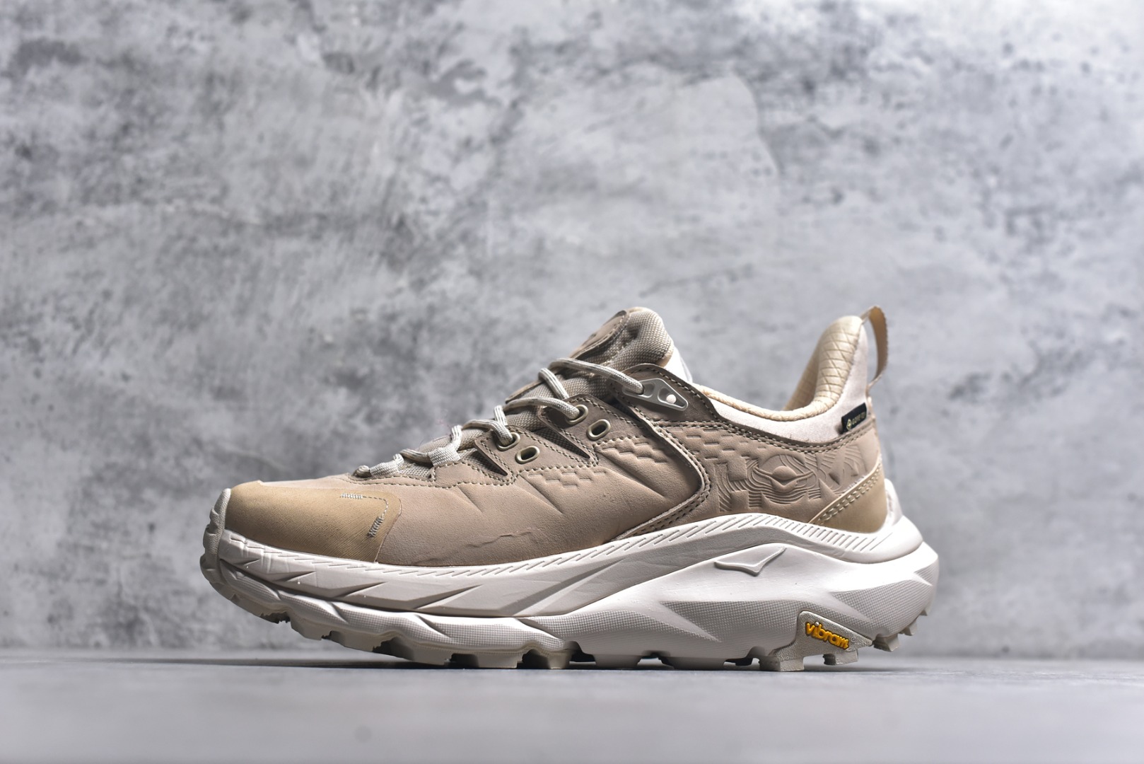 #HOKA ONE ONE Kaha 2 GTX 耐磨減震户外功能运动鞋 具有品着的重量与坐垫比 可提供顶级性能和顶级毛绒 这款低帮徒步旅行者采用带 SwallowTail™ 几何形状的HUBBLE® 鞋跟进行了更新 配备带牵引凸耳的 Vibram® Megagrip 以增加地面接触 这款开创性款式精心制作 采用GORE-TEX 鞋类面料和再生纺织品 尺码：39-46-选品中心