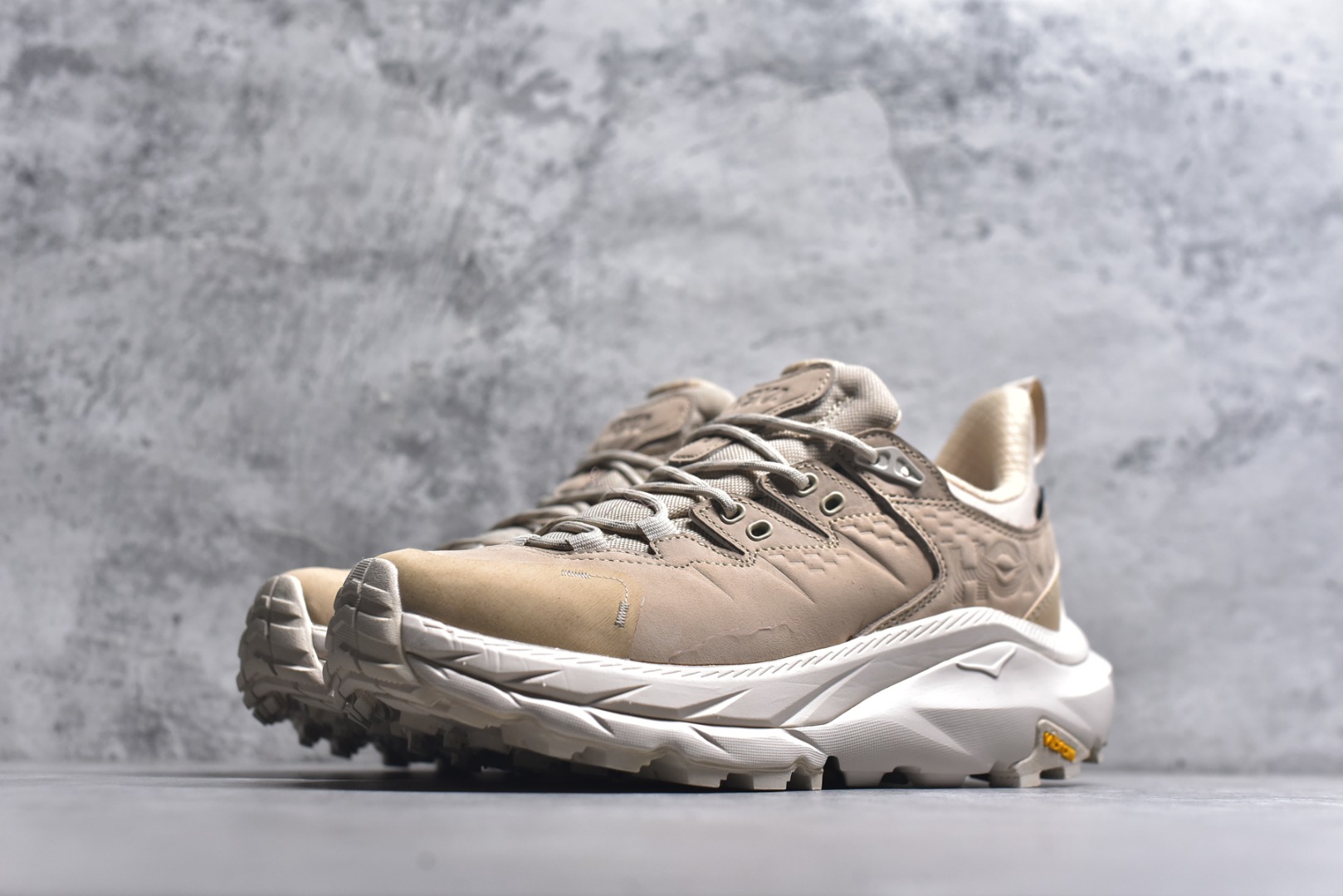 图片[2]-#HOKA ONE ONE Kaha 2 GTX 耐磨減震户外功能运动鞋 具有品着的重量与坐垫比 可提供顶级性能和顶级毛绒 这款低帮徒步旅行者采用带 SwallowTail™ 几何形状的HUBBLE® 鞋跟进行了更新 配备带牵引凸耳的 Vibram® Megagrip 以增加地面接触 这款开创性款式精心制作 采用GORE-TEX 鞋类面料和再生纺织品 尺码：39-46-选品中心