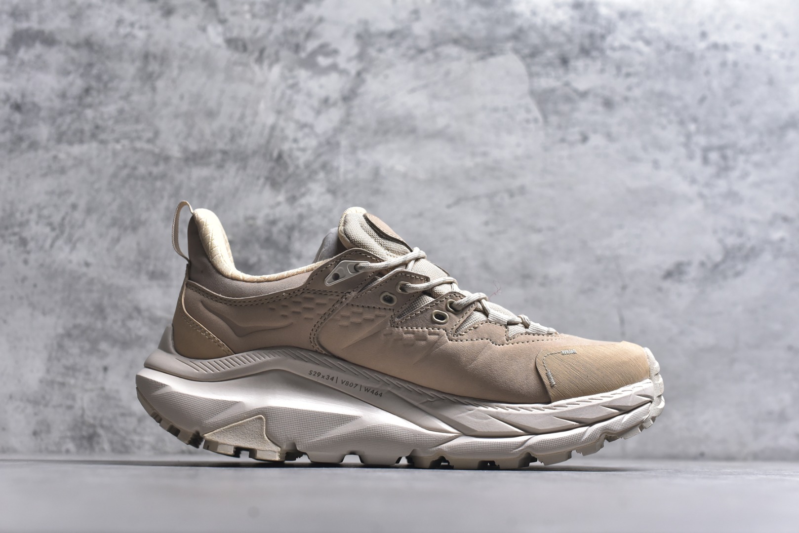 图片[3]-#HOKA ONE ONE Kaha 2 GTX 耐磨減震户外功能运动鞋 具有品着的重量与坐垫比 可提供顶级性能和顶级毛绒 这款低帮徒步旅行者采用带 SwallowTail™ 几何形状的HUBBLE® 鞋跟进行了更新 配备带牵引凸耳的 Vibram® Megagrip 以增加地面接触 这款开创性款式精心制作 采用GORE-TEX 鞋类面料和再生纺织品 尺码：39-46-选品中心