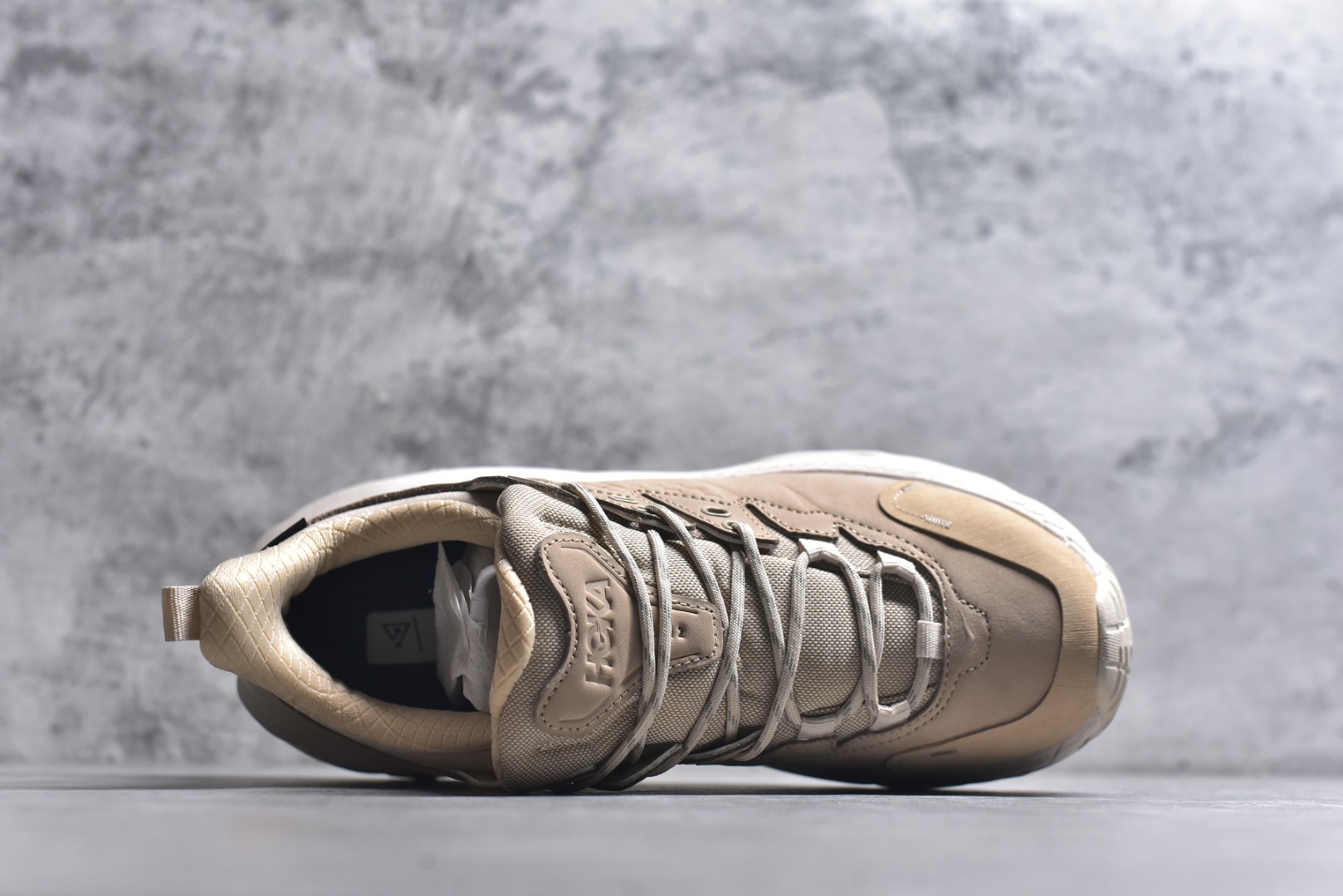 图片[4]-#HOKA ONE ONE Kaha 2 GTX 耐磨減震户外功能运动鞋 具有品着的重量与坐垫比 可提供顶级性能和顶级毛绒 这款低帮徒步旅行者采用带 SwallowTail™ 几何形状的HUBBLE® 鞋跟进行了更新 配备带牵引凸耳的 Vibram® Megagrip 以增加地面接触 这款开创性款式精心制作 采用GORE-TEX 鞋类面料和再生纺织品 尺码：39-46-选品中心