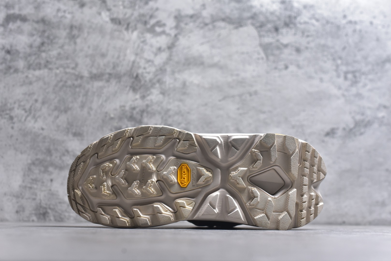 图片[6]-#HOKA ONE ONE Kaha 2 GTX 耐磨減震户外功能运动鞋 具有品着的重量与坐垫比 可提供顶级性能和顶级毛绒 这款低帮徒步旅行者采用带 SwallowTail™ 几何形状的HUBBLE® 鞋跟进行了更新 配备带牵引凸耳的 Vibram® Megagrip 以增加地面接触 这款开创性款式精心制作 采用GORE-TEX 鞋类面料和再生纺织品 尺码：39-46-选品中心