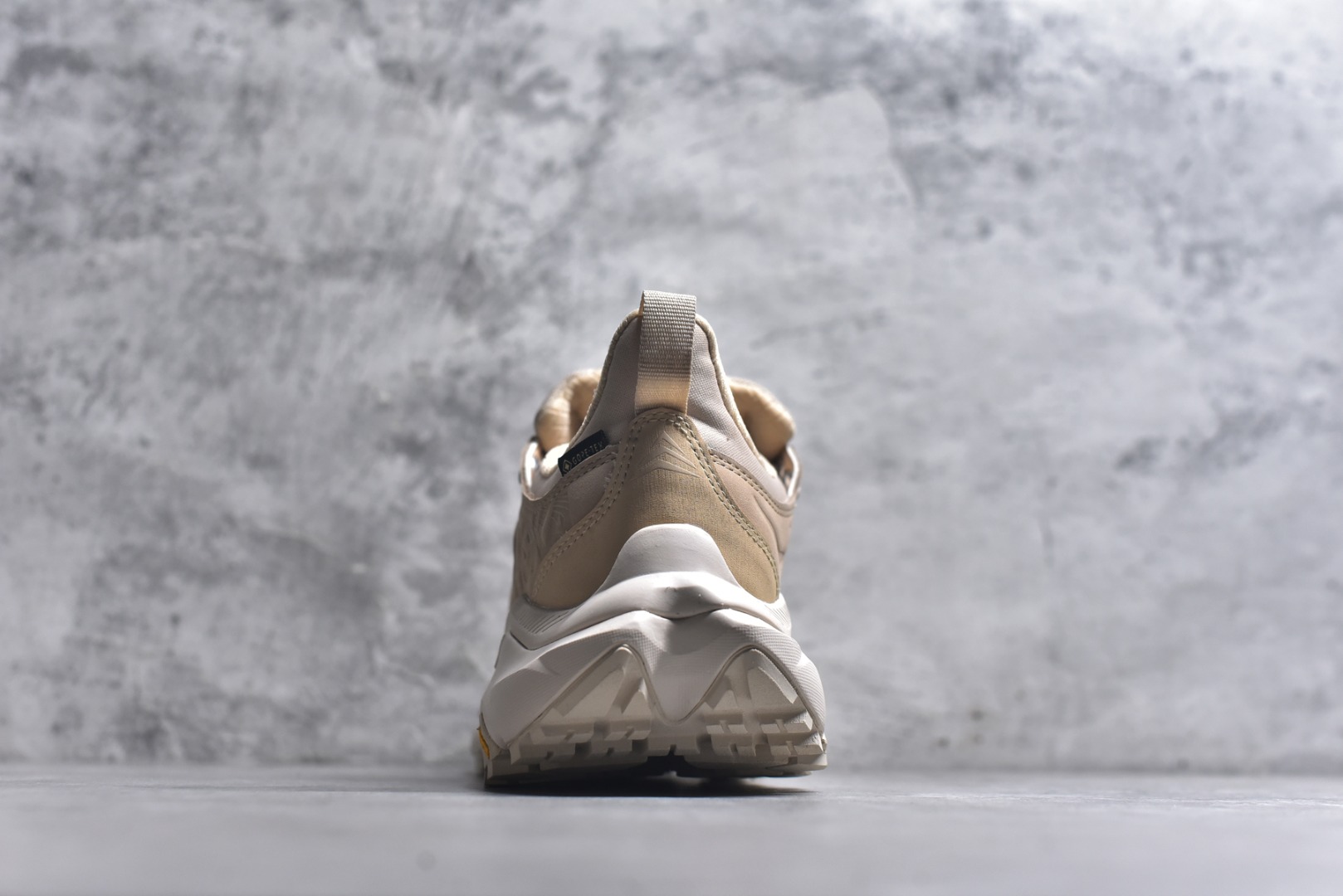 图片[5]-#HOKA ONE ONE Kaha 2 GTX 耐磨減震户外功能运动鞋 具有品着的重量与坐垫比 可提供顶级性能和顶级毛绒 这款低帮徒步旅行者采用带 SwallowTail™ 几何形状的HUBBLE® 鞋跟进行了更新 配备带牵引凸耳的 Vibram® Megagrip 以增加地面接触 这款开创性款式精心制作 采用GORE-TEX 鞋类面料和再生纺织品 尺码：39-46-选品中心