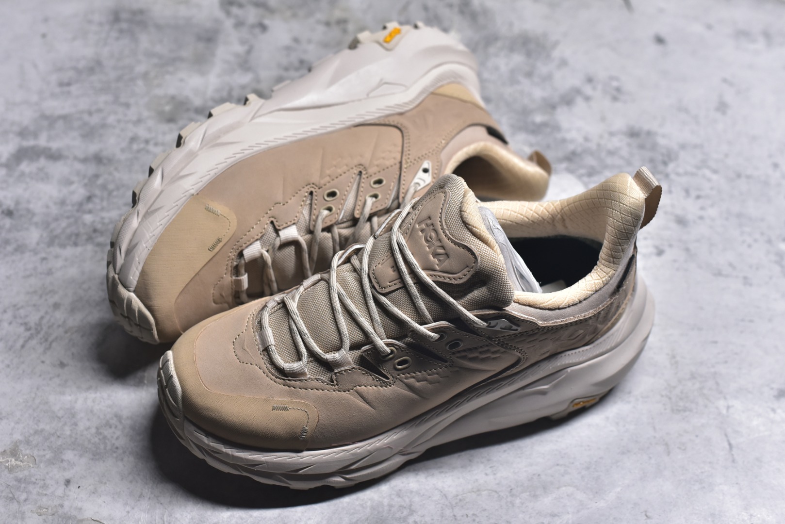 图片[7]-#HOKA ONE ONE Kaha 2 GTX 耐磨減震户外功能运动鞋 具有品着的重量与坐垫比 可提供顶级性能和顶级毛绒 这款低帮徒步旅行者采用带 SwallowTail™ 几何形状的HUBBLE® 鞋跟进行了更新 配备带牵引凸耳的 Vibram® Megagrip 以增加地面接触 这款开创性款式精心制作 采用GORE-TEX 鞋类面料和再生纺织品 尺码：39-46-选品中心