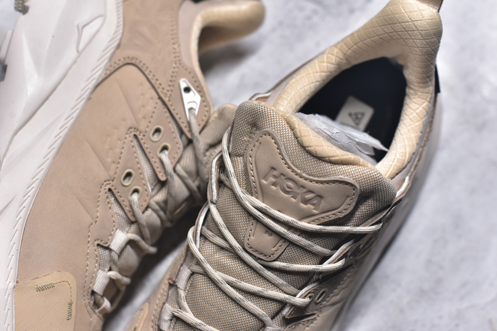 图片[9]-#HOKA ONE ONE Kaha 2 GTX 耐磨減震户外功能运动鞋 具有品着的重量与坐垫比 可提供顶级性能和顶级毛绒 这款低帮徒步旅行者采用带 SwallowTail™ 几何形状的HUBBLE® 鞋跟进行了更新 配备带牵引凸耳的 Vibram® Megagrip 以增加地面接触 这款开创性款式精心制作 采用GORE-TEX 鞋类面料和再生纺织品 尺码：39-46-选品中心