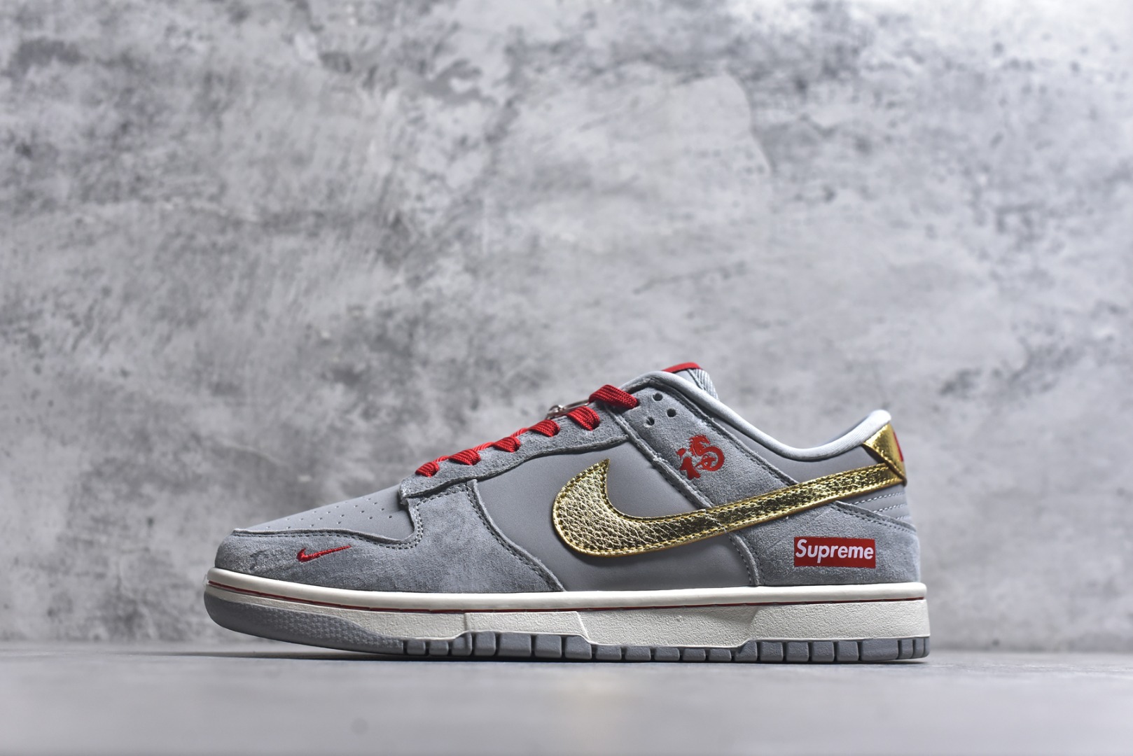 #Nike SB Dunk Low“马年限定——鸿运灰金” 高端私人定制 低帮休闲板鞋 定制鞋盒 大厂纯原品质出货 超高清洁度 皮料切割干净无任何毛边 细节完美 货号：NH0601-485 尺码：36 36.5 37.5 38 38.5 39 40 40.5 41 42 42.5 43 44 44.5 45\