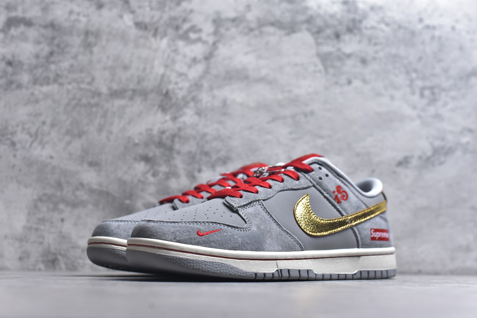 图片[2]-#Nike SB Dunk Low“马年限定——鸿运灰金” 高端私人定制 低帮休闲板鞋 定制鞋盒 大厂纯原品质出货 超高清洁度 皮料切割干净无任何毛边 细节完美 货号：NH0601-485 尺码：36 36.5 37.5 38 38.5 39 40 40.5 41 42 42.5 43 44 44.5 45\”},\”album\”：{\”isWatermark\”：true,\”myCommidityCount\”：28781,\”qrcode\”：\”https：//xcimg.szwego.com/h5_9c837543_a96c_494c_ba02_3d8acde48471.jpg-选品中心