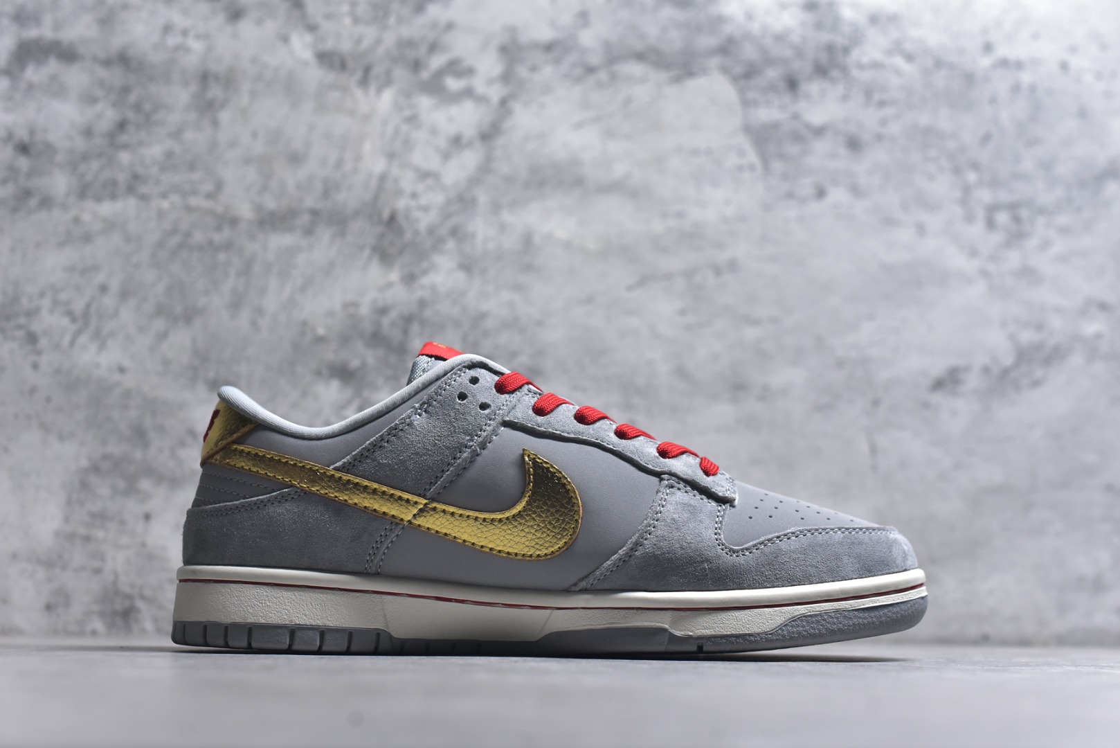 图片[3]-#Nike SB Dunk Low“马年限定——鸿运灰金” 高端私人定制 低帮休闲板鞋 定制鞋盒 大厂纯原品质出货 超高清洁度 皮料切割干净无任何毛边 细节完美 货号：NH0601-485 尺码：36 36.5 37.5 38 38.5 39 40 40.5 41 42 42.5 43 44 44.5 45\”},\”album\”：{\”isWatermark\”：true,\”myCommidityCount\”：28781,\”qrcode\”：\”https：//xcimg.szwego.com/h5_9c837543_a96c_494c_ba02_3d8acde48471.jpg-选品中心