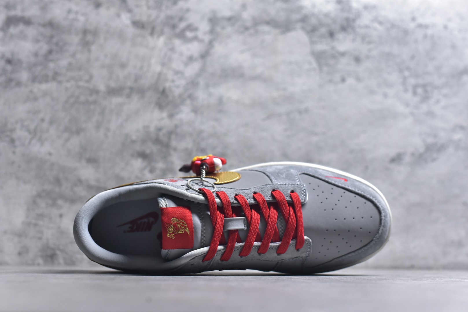 图片[4]-#Nike SB Dunk Low“马年限定——鸿运灰金” 高端私人定制 低帮休闲板鞋 定制鞋盒 大厂纯原品质出货 超高清洁度 皮料切割干净无任何毛边 细节完美 货号：NH0601-485 尺码：36 36.5 37.5 38 38.5 39 40 40.5 41 42 42.5 43 44 44.5 45\”},\”album\”：{\”isWatermark\”：true,\”myCommidityCount\”：28781,\”qrcode\”：\”https：//xcimg.szwego.com/h5_9c837543_a96c_494c_ba02_3d8acde48471.jpg-选品中心