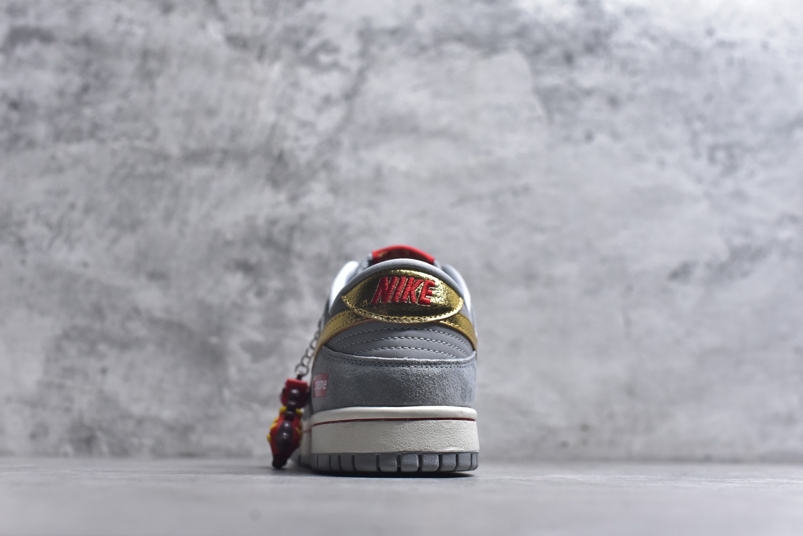 图片[5]-#Nike SB Dunk Low“马年限定——鸿运灰金” 高端私人定制 低帮休闲板鞋 定制鞋盒 大厂纯原品质出货 超高清洁度 皮料切割干净无任何毛边 细节完美 货号：NH0601-485 尺码：36 36.5 37.5 38 38.5 39 40 40.5 41 42 42.5 43 44 44.5 45\”},\”album\”：{\”isWatermark\”：true,\”myCommidityCount\”：28781,\”qrcode\”：\”https：//xcimg.szwego.com/h5_9c837543_a96c_494c_ba02_3d8acde48471.jpg-选品中心