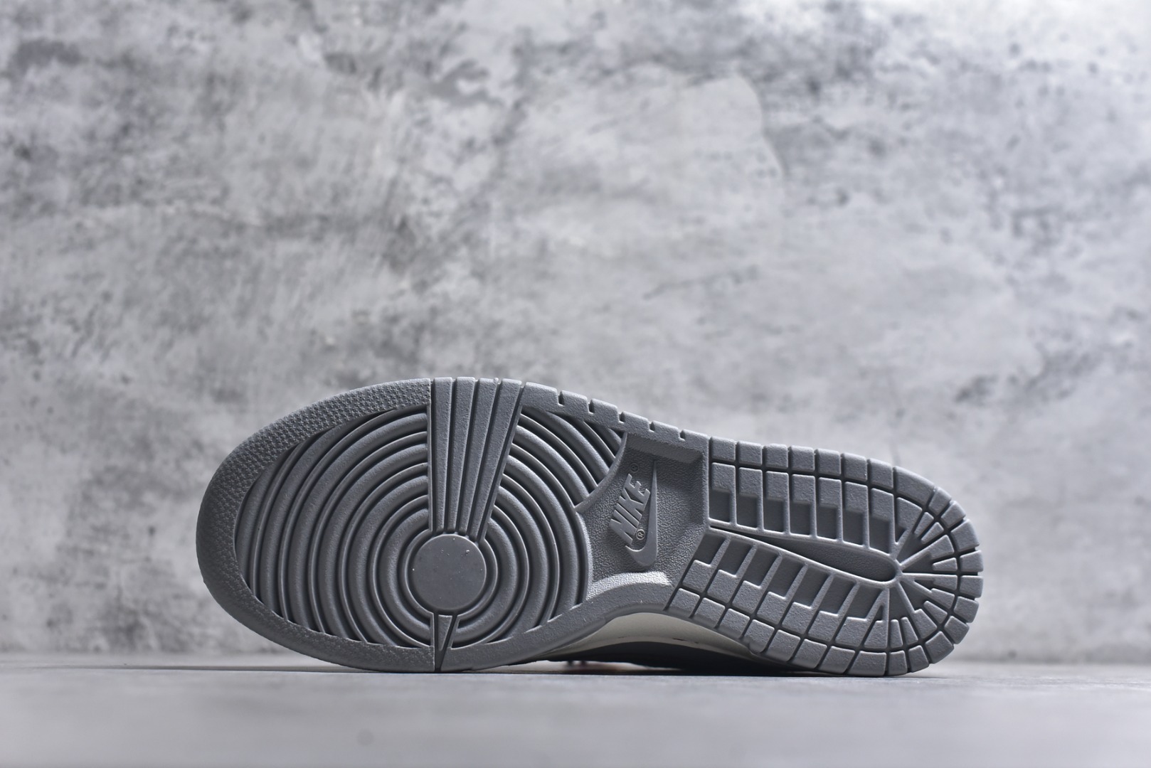 图片[6]-#Nike SB Dunk Low“马年限定——鸿运灰金” 高端私人定制 低帮休闲板鞋 定制鞋盒 大厂纯原品质出货 超高清洁度 皮料切割干净无任何毛边 细节完美 货号：NH0601-485 尺码：36 36.5 37.5 38 38.5 39 40 40.5 41 42 42.5 43 44 44.5 45\”},\”album\”：{\”isWatermark\”：true,\”myCommidityCount\”：28781,\”qrcode\”：\”https：//xcimg.szwego.com/h5_9c837543_a96c_494c_ba02_3d8acde48471.jpg-选品中心