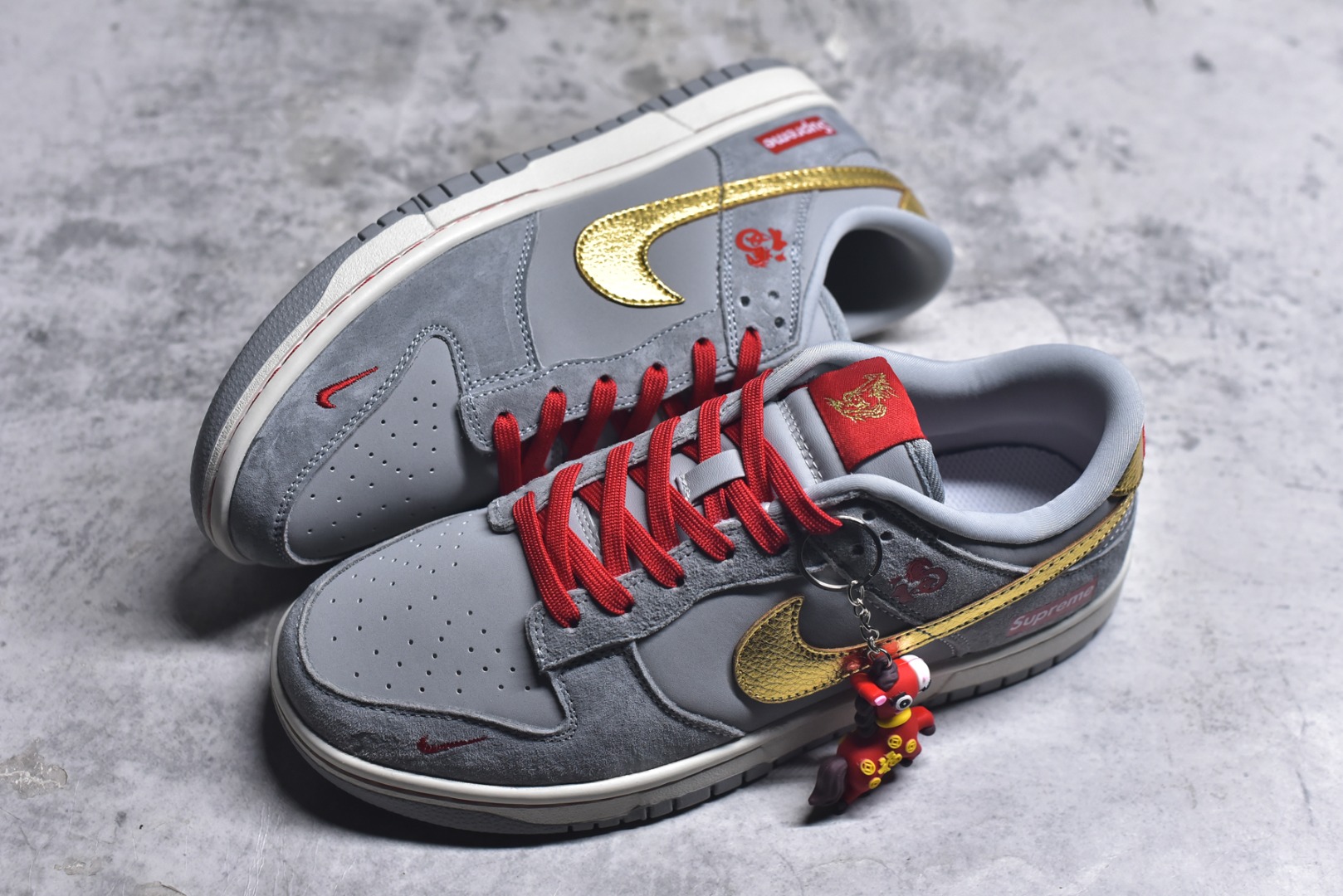图片[7]-#Nike SB Dunk Low“马年限定——鸿运灰金” 高端私人定制 低帮休闲板鞋 定制鞋盒 大厂纯原品质出货 超高清洁度 皮料切割干净无任何毛边 细节完美 货号：NH0601-485 尺码：36 36.5 37.5 38 38.5 39 40 40.5 41 42 42.5 43 44 44.5 45\”},\”album\”：{\”isWatermark\”：true,\”myCommidityCount\”：28781,\”qrcode\”：\”https：//xcimg.szwego.com/h5_9c837543_a96c_494c_ba02_3d8acde48471.jpg-选品中心