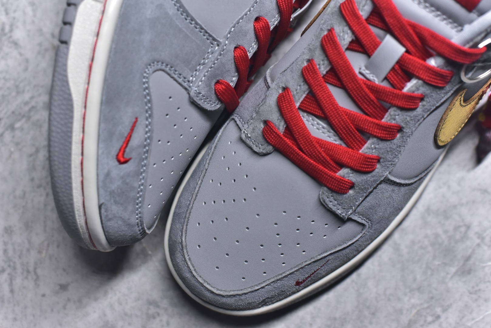 图片[8]-#Nike SB Dunk Low“马年限定——鸿运灰金” 高端私人定制 低帮休闲板鞋 定制鞋盒 大厂纯原品质出货 超高清洁度 皮料切割干净无任何毛边 细节完美 货号：NH0601-485 尺码：36 36.5 37.5 38 38.5 39 40 40.5 41 42 42.5 43 44 44.5 45\”},\”album\”：{\”isWatermark\”：true,\”myCommidityCount\”：28781,\”qrcode\”：\”https：//xcimg.szwego.com/h5_9c837543_a96c_494c_ba02_3d8acde48471.jpg-选品中心