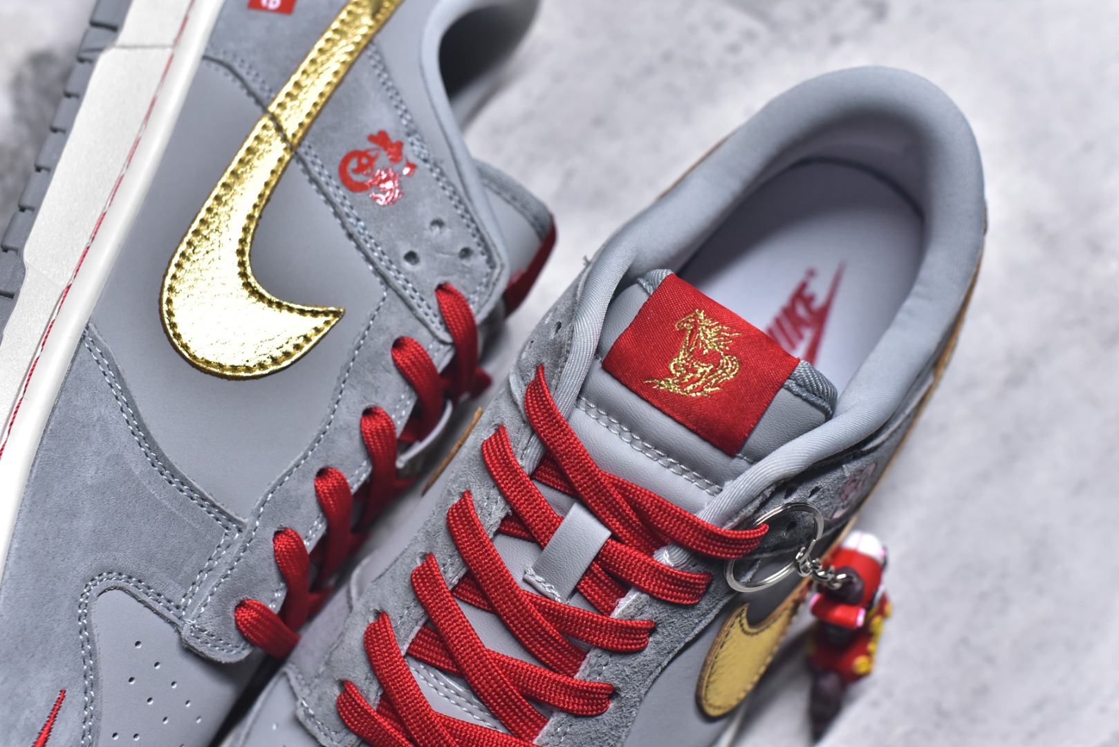 图片[9]-#Nike SB Dunk Low“马年限定——鸿运灰金” 高端私人定制 低帮休闲板鞋 定制鞋盒 大厂纯原品质出货 超高清洁度 皮料切割干净无任何毛边 细节完美 货号：NH0601-485 尺码：36 36.5 37.5 38 38.5 39 40 40.5 41 42 42.5 43 44 44.5 45\”},\”album\”：{\”isWatermark\”：true,\”myCommidityCount\”：28781,\”qrcode\”：\”https：//xcimg.szwego.com/h5_9c837543_a96c_494c_ba02_3d8acde48471.jpg-选品中心