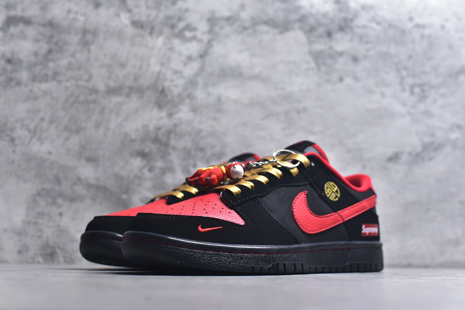 图片[2]-#Nike SB Dunk Low“马年限定——黑红吉金” 高端私人定制 低帮休闲板鞋 定制鞋盒 大厂纯原品质出货 超高清洁度 皮料切割干净无任何毛边 细节完美 货号：NH0601-488 尺码：36 36.5 37.5 38 38.5 39 40 40.5 41 42 42.5 43 44 44.5 45-选品中心