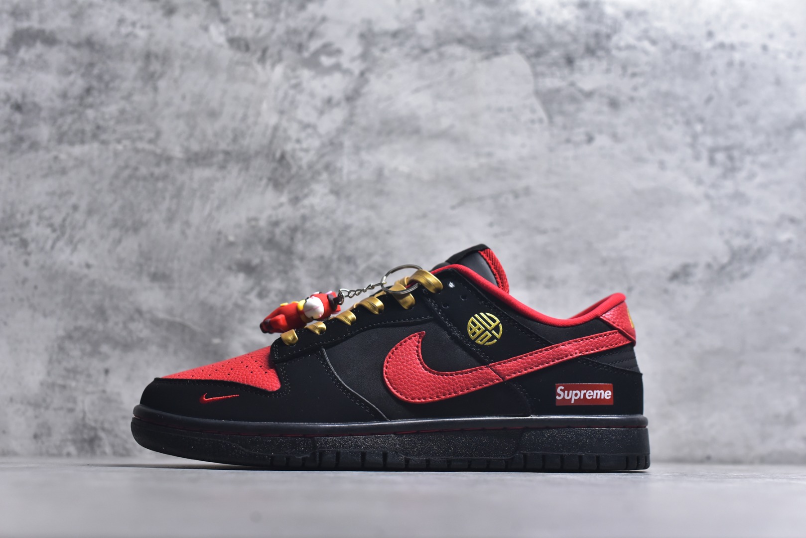 #Nike SB Dunk Low“马年限定——黑红吉金” 高端私人定制 低帮休闲板鞋 定制鞋盒 大厂纯原品质出货 超高清洁度 皮料切割干净无任何毛边 细节完美 货号：NH0601-488 尺码：36 36.5 37.5 38 38.5 39 40 40.5 41 42 42.5 43 44 44.5 45-选品中心