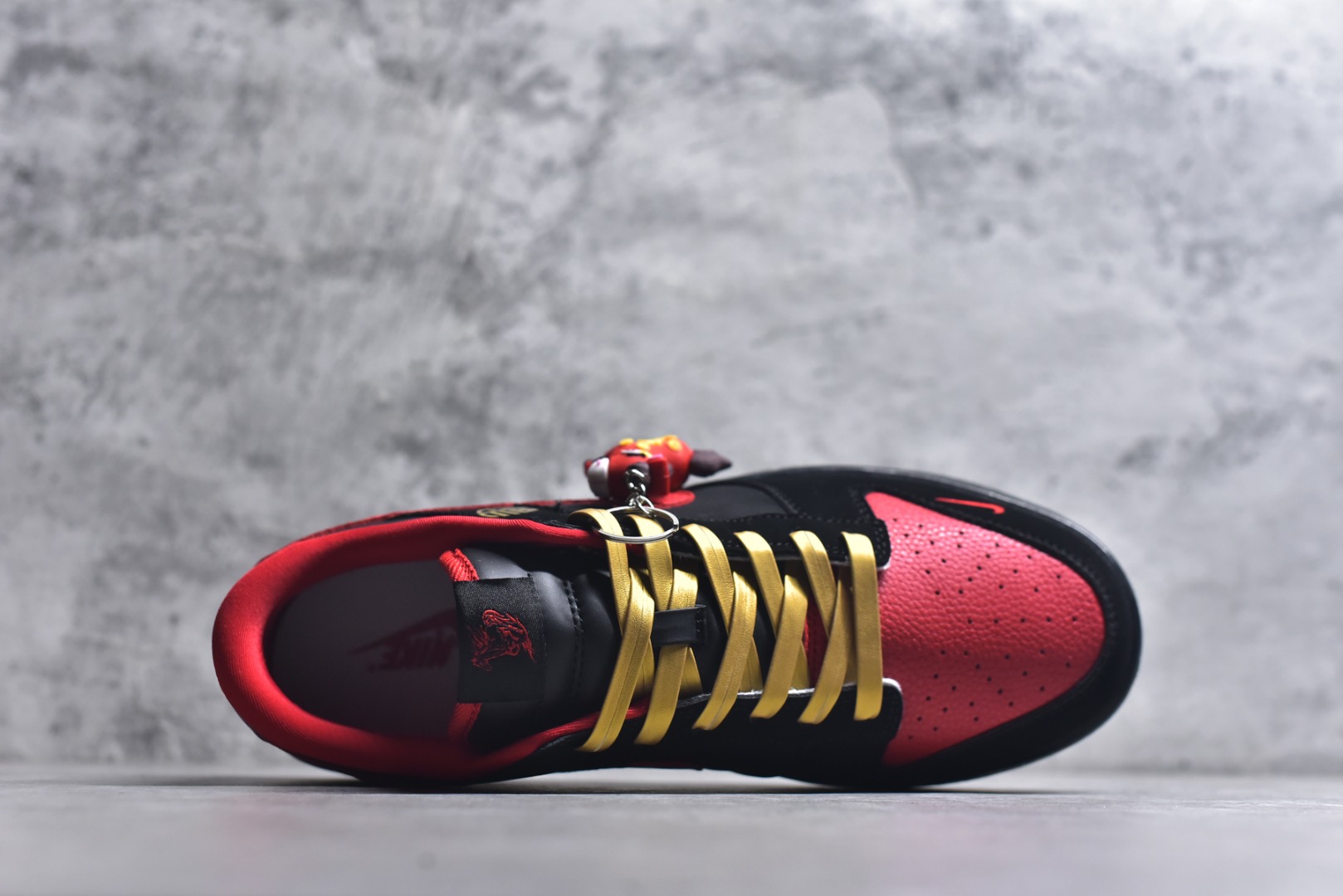 图片[4]-#Nike SB Dunk Low“马年限定——黑红吉金” 高端私人定制 低帮休闲板鞋 定制鞋盒 大厂纯原品质出货 超高清洁度 皮料切割干净无任何毛边 细节完美 货号：NH0601-488 尺码：36 36.5 37.5 38 38.5 39 40 40.5 41 42 42.5 43 44 44.5 45-选品中心