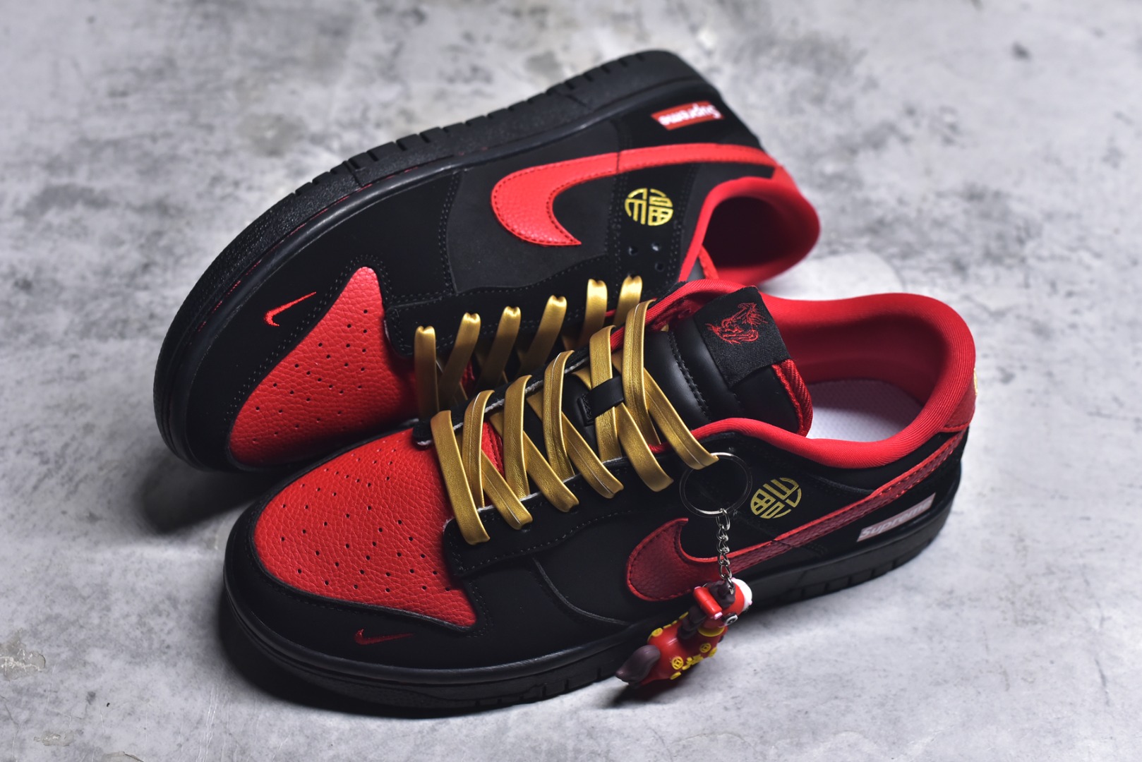 图片[7]-#Nike SB Dunk Low“马年限定——黑红吉金” 高端私人定制 低帮休闲板鞋 定制鞋盒 大厂纯原品质出货 超高清洁度 皮料切割干净无任何毛边 细节完美 货号：NH0601-488 尺码：36 36.5 37.5 38 38.5 39 40 40.5 41 42 42.5 43 44 44.5 45-选品中心