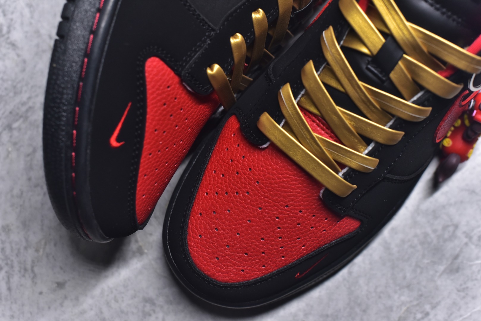 图片[8]-#Nike SB Dunk Low“马年限定——黑红吉金” 高端私人定制 低帮休闲板鞋 定制鞋盒 大厂纯原品质出货 超高清洁度 皮料切割干净无任何毛边 细节完美 货号：NH0601-488 尺码：36 36.5 37.5 38 38.5 39 40 40.5 41 42 42.5 43 44 44.5 45-选品中心