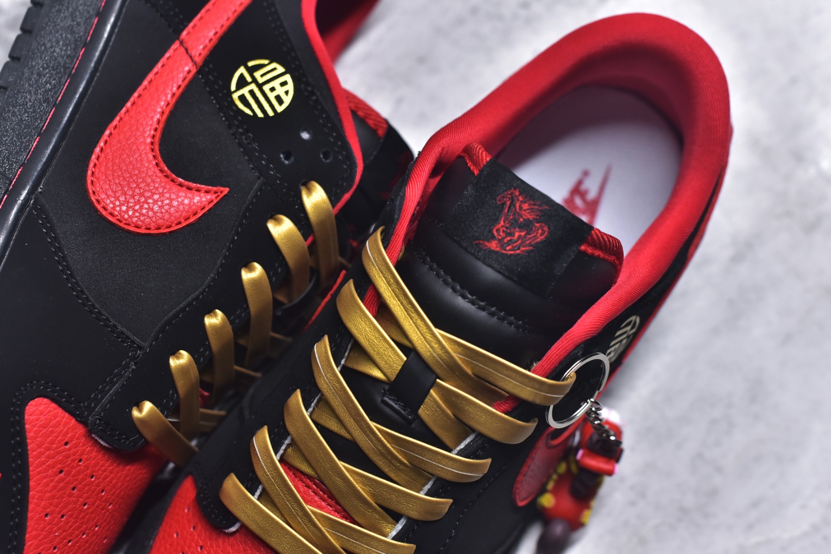 图片[9]-#Nike SB Dunk Low“马年限定——黑红吉金” 高端私人定制 低帮休闲板鞋 定制鞋盒 大厂纯原品质出货 超高清洁度 皮料切割干净无任何毛边 细节完美 货号：NH0601-488 尺码：36 36.5 37.5 38 38.5 39 40 40.5 41 42 42.5 43 44 44.5 45-选品中心