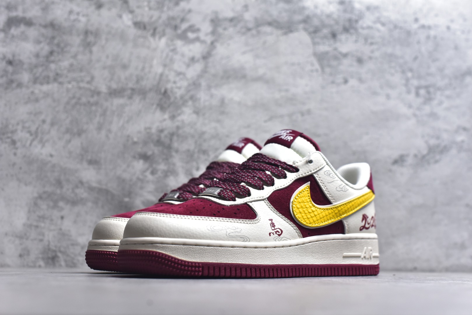 图片[2]-#2026马年限定AF1颜值封神！酒红配米白的国风配色，鞋身祥云纹+鎏金Swoosh超有质感，马年专属金属挂饰点缀细节，年味与潮范兼备。经典空军鞋型搭配气垫中底，脚感舒适又百搭，新年穿它，轻松拿捏国风潮流氛围感！ 货号：HT5088-611 尺码：36 36.5 37.5 38 38.5 39 40 40.5 41 42 42.5 43 44 44.5 45-选品中心