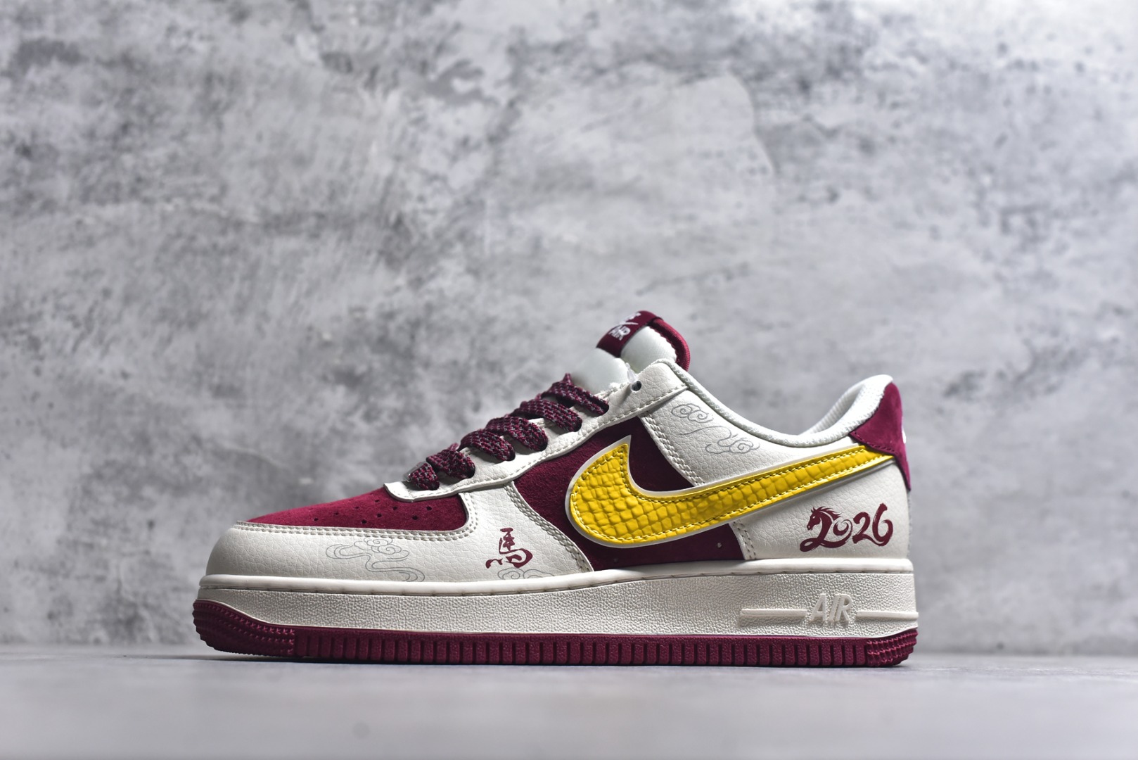 #2026马年限定AF1颜值封神！酒红配米白的国风配色，鞋身祥云纹+鎏金Swoosh超有质感，马年专属金属挂饰点缀细节，年味与潮范兼备。经典空军鞋型搭配气垫中底，脚感舒适又百搭，新年穿它，轻松拿捏国风潮流氛围感！ 货号：HT5088-611 尺码：36 36.5 37.5 38 38.5 39 40 40.5 41 42 42.5 43 44 44.5 45-选品中心